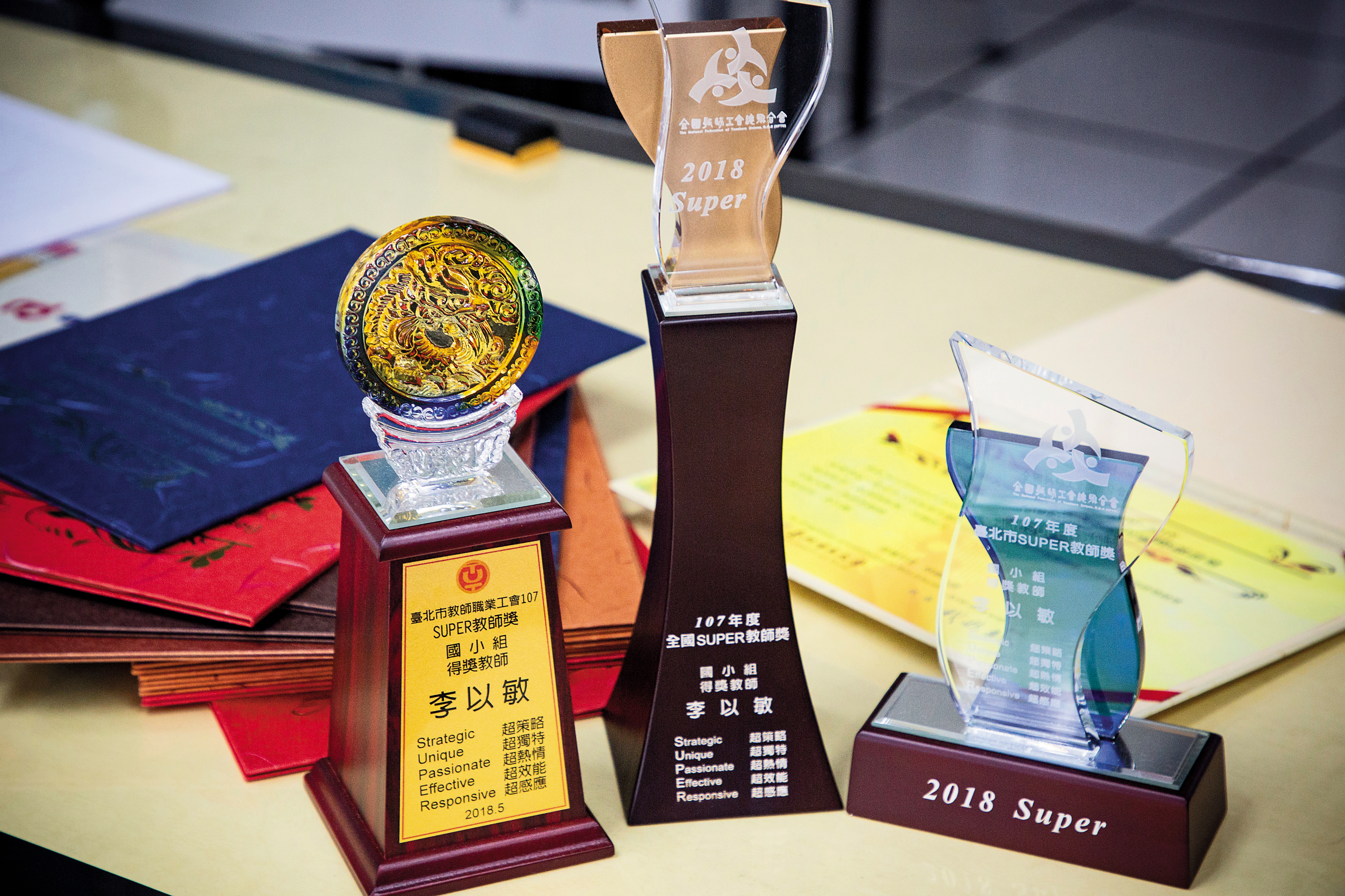 Super教師獎依年級分組,李以敏一路獲得台北市教師獎、全國賽入圍,並在最後階段獲得全國獎。
