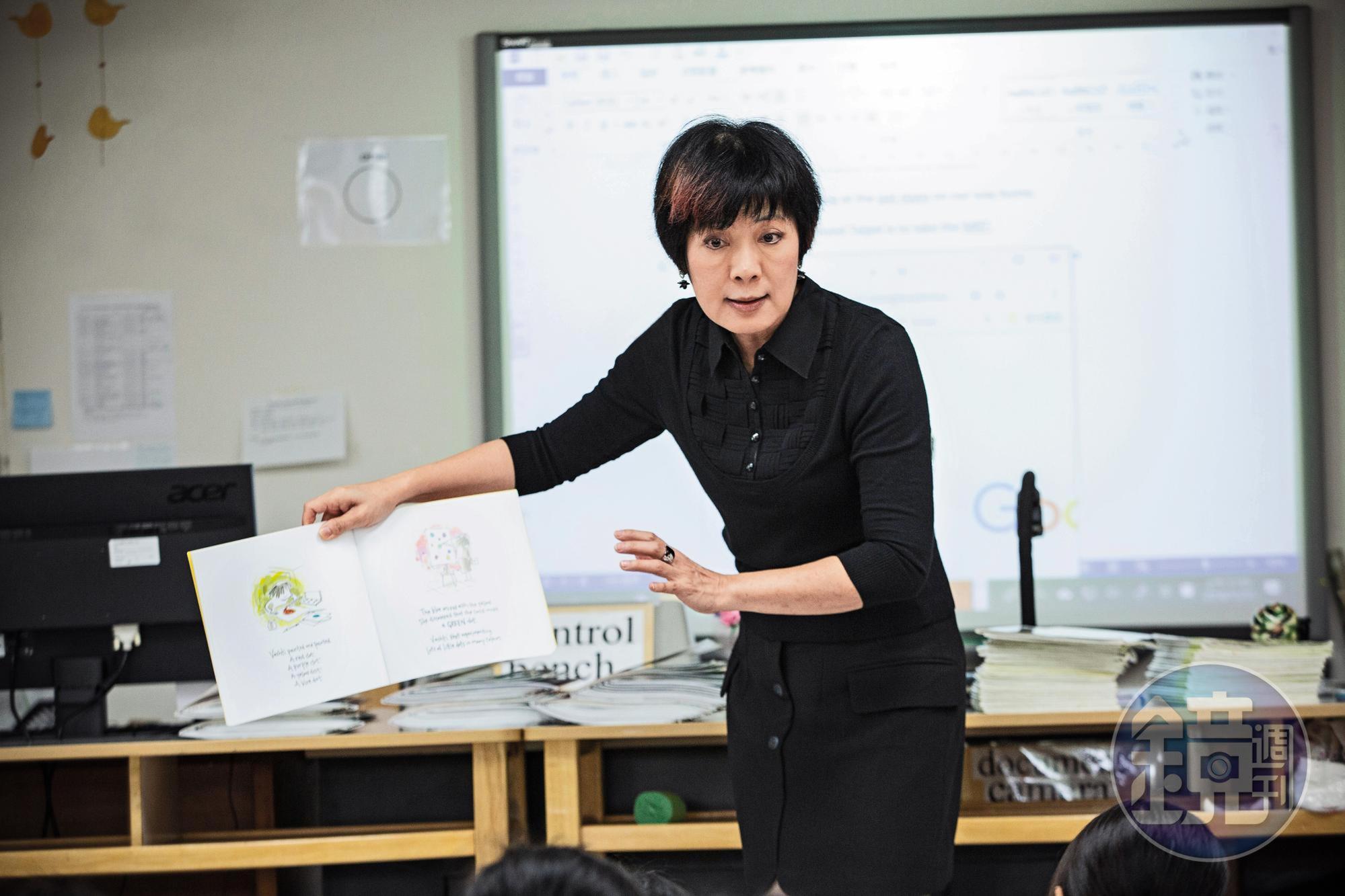 李以敏講起繪本唱作俱佳,雖然有近10位同學讀過,但她翻頁前會問學生若身為故事角色會怎麼做,減少彼此的資訊落差。