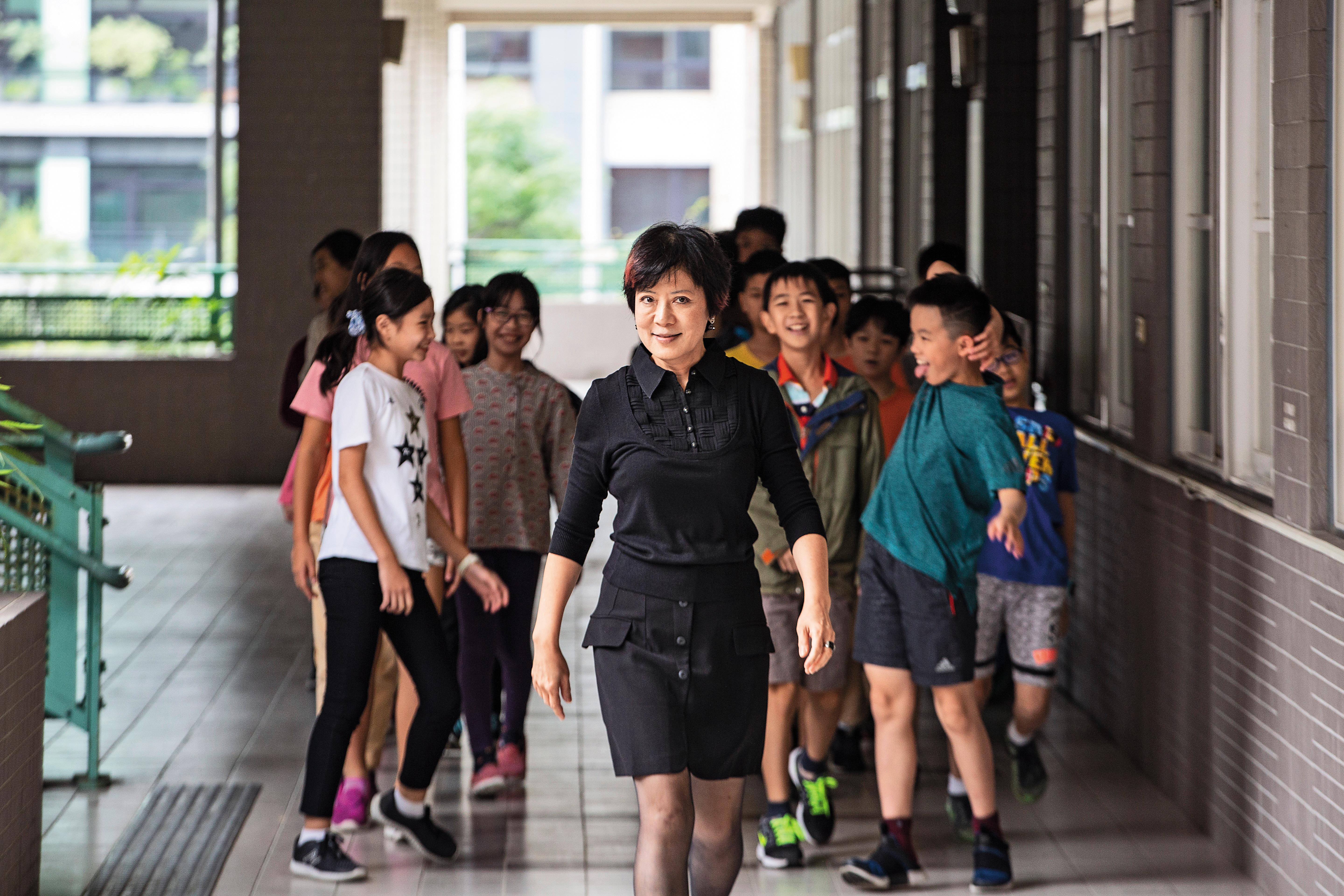 走出教室之後，學生恢復調皮本性，以殭屍般的步伐，跟在李以敏後方前進。