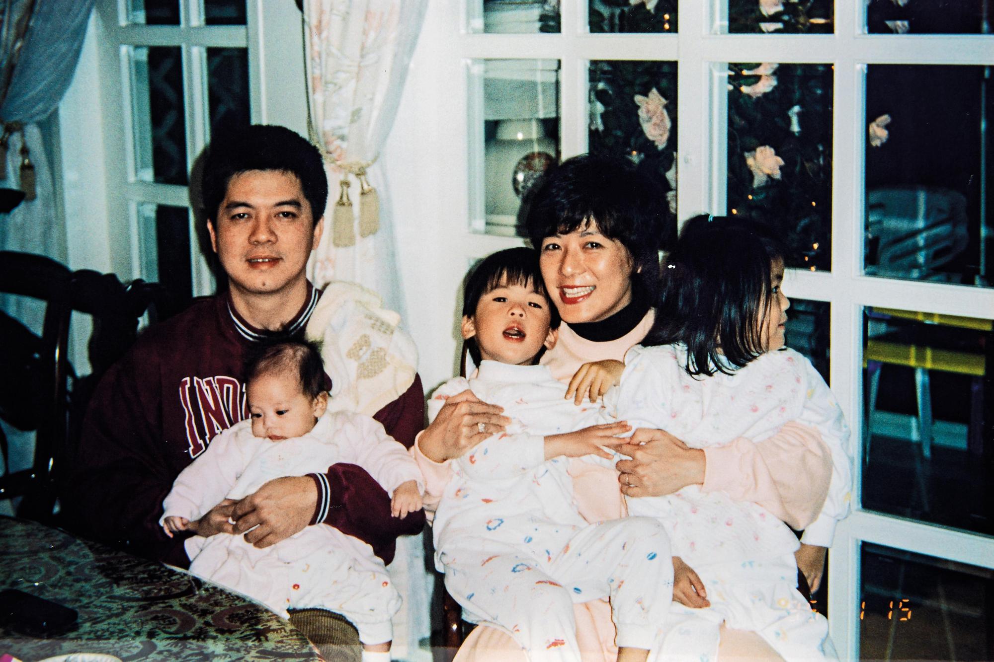 李以敏(右2)34歲才生第1胎,曾一度以為自己生不出孩子,沒想到後來生了3個。但她也坦言家事有幫傭協助打理,才能在學校投注全副心力。(李以敏提供)