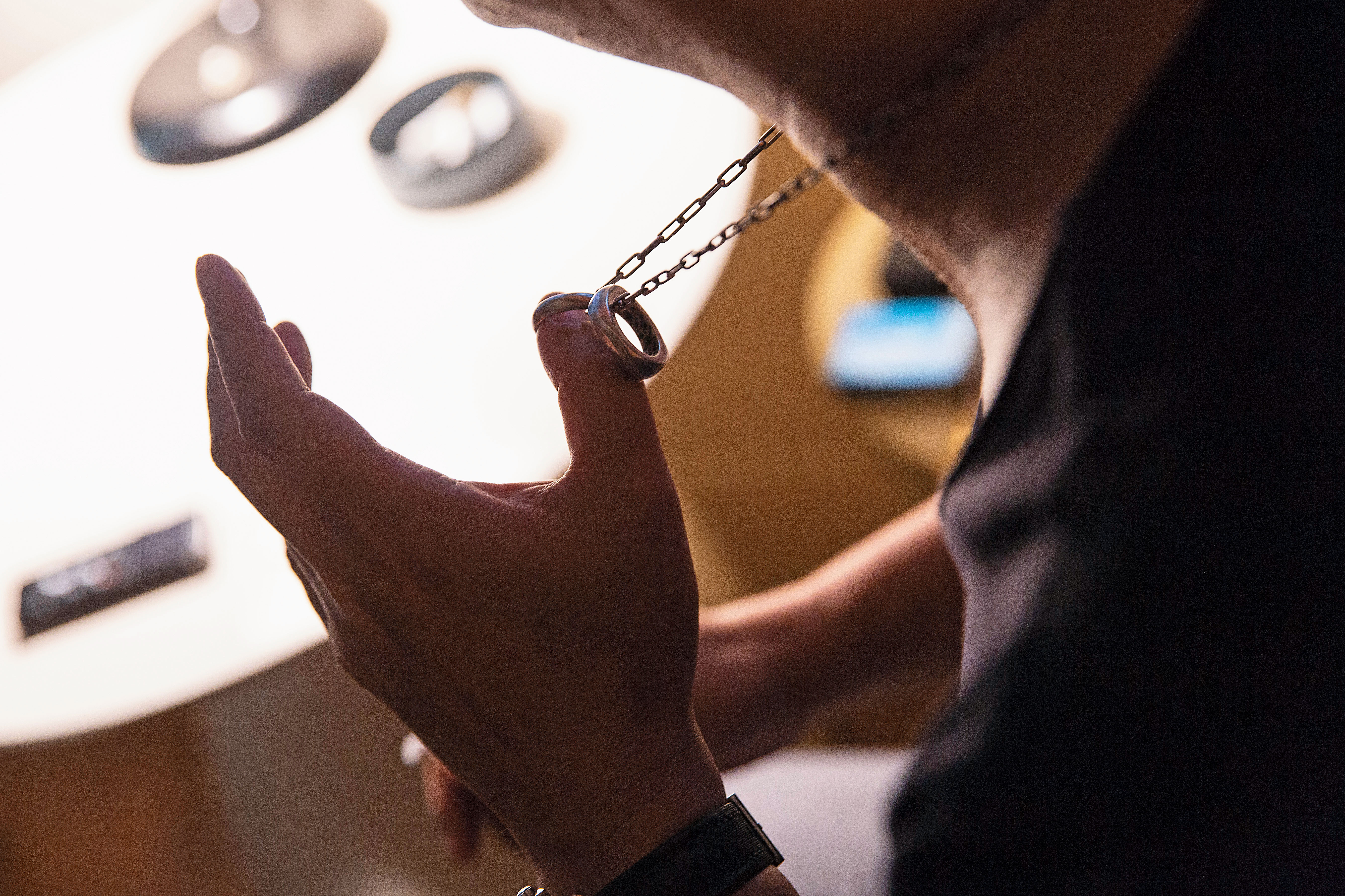 沈可尚將婚戒串在鍊子上。