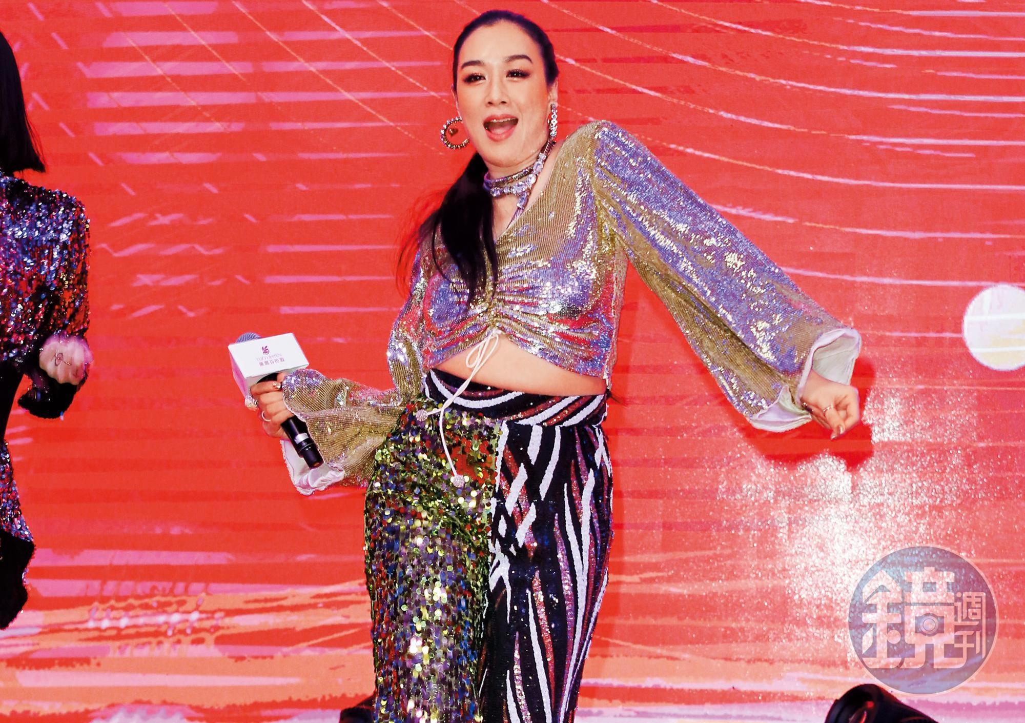 雖然「肥滋滋」一詞最近非常流行，但用在鍾麗緹身上確實有欠公允，她只有微微一圈腰肉而已，無傷大雅。