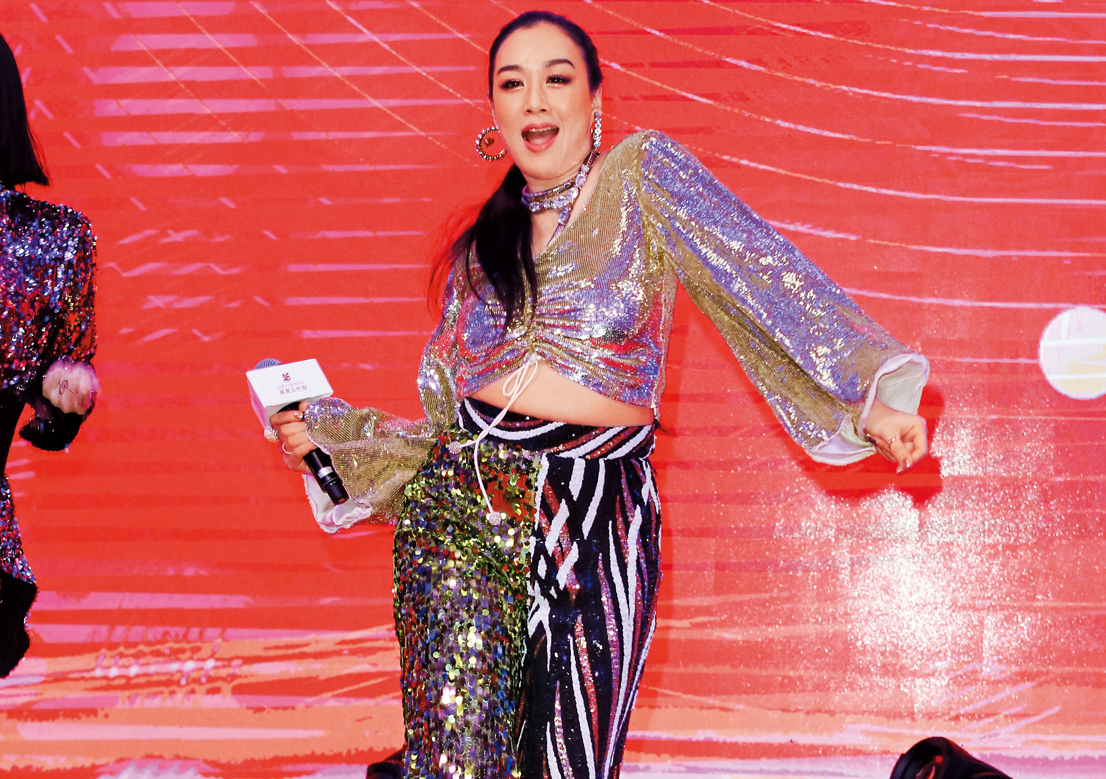 雖然「肥滋滋」一詞最近非常流行，但用在鍾麗緹身上確實有欠公允，她只有微微一圈腰肉而已，無傷大雅。