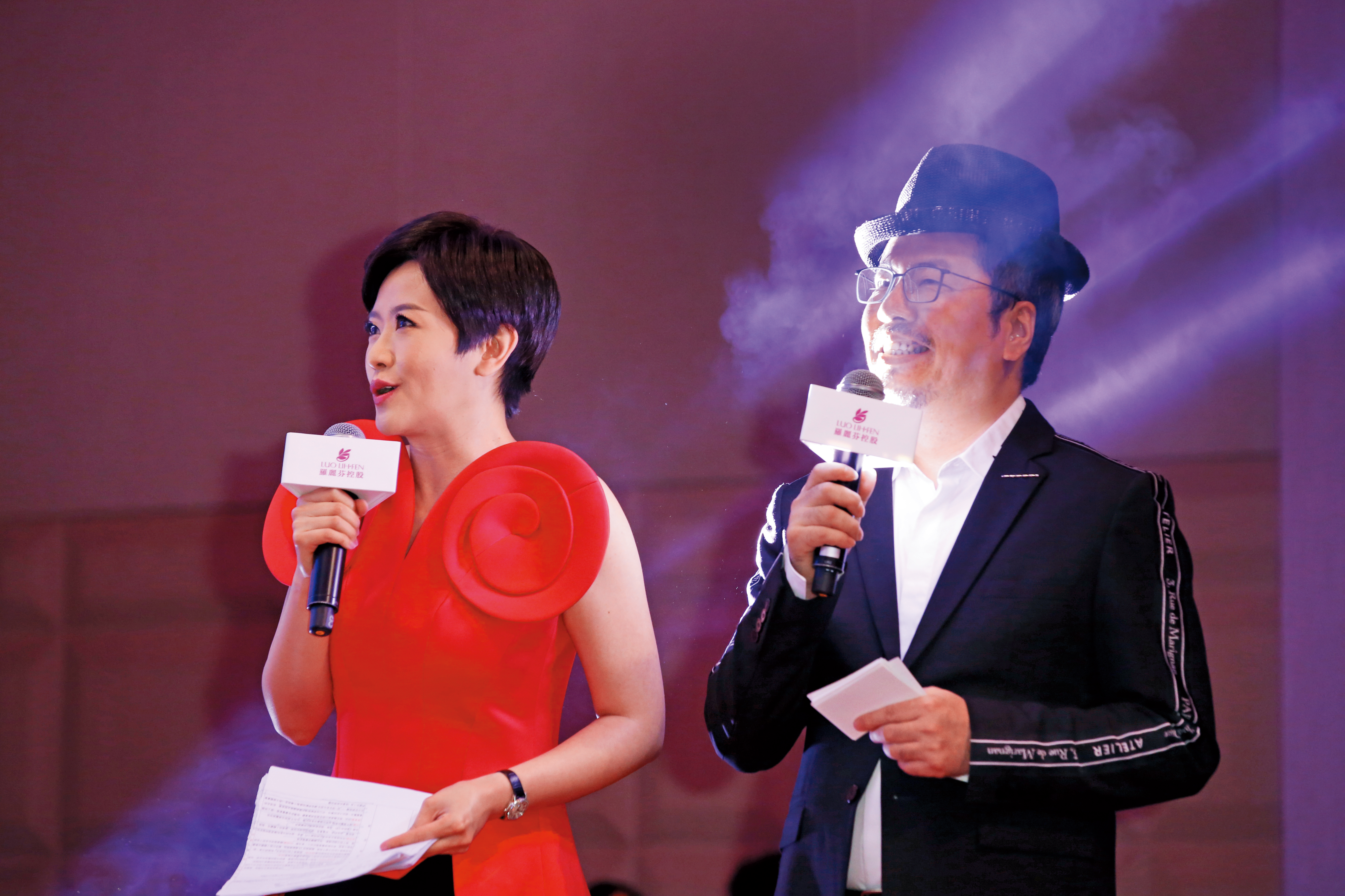 黃國倫感覺沐浴在光耀之中,相對在一旁的寇乃馨黯然失色。