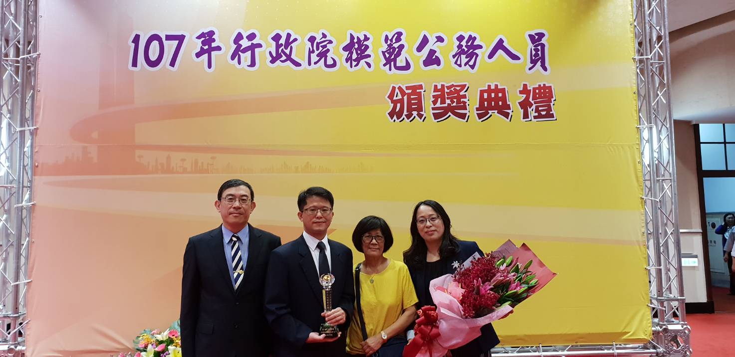 行政院今天表揚「107年行政院模範公務人員」，在連江地檢署擔任主任檢察官高一書（左二）也獲獎。