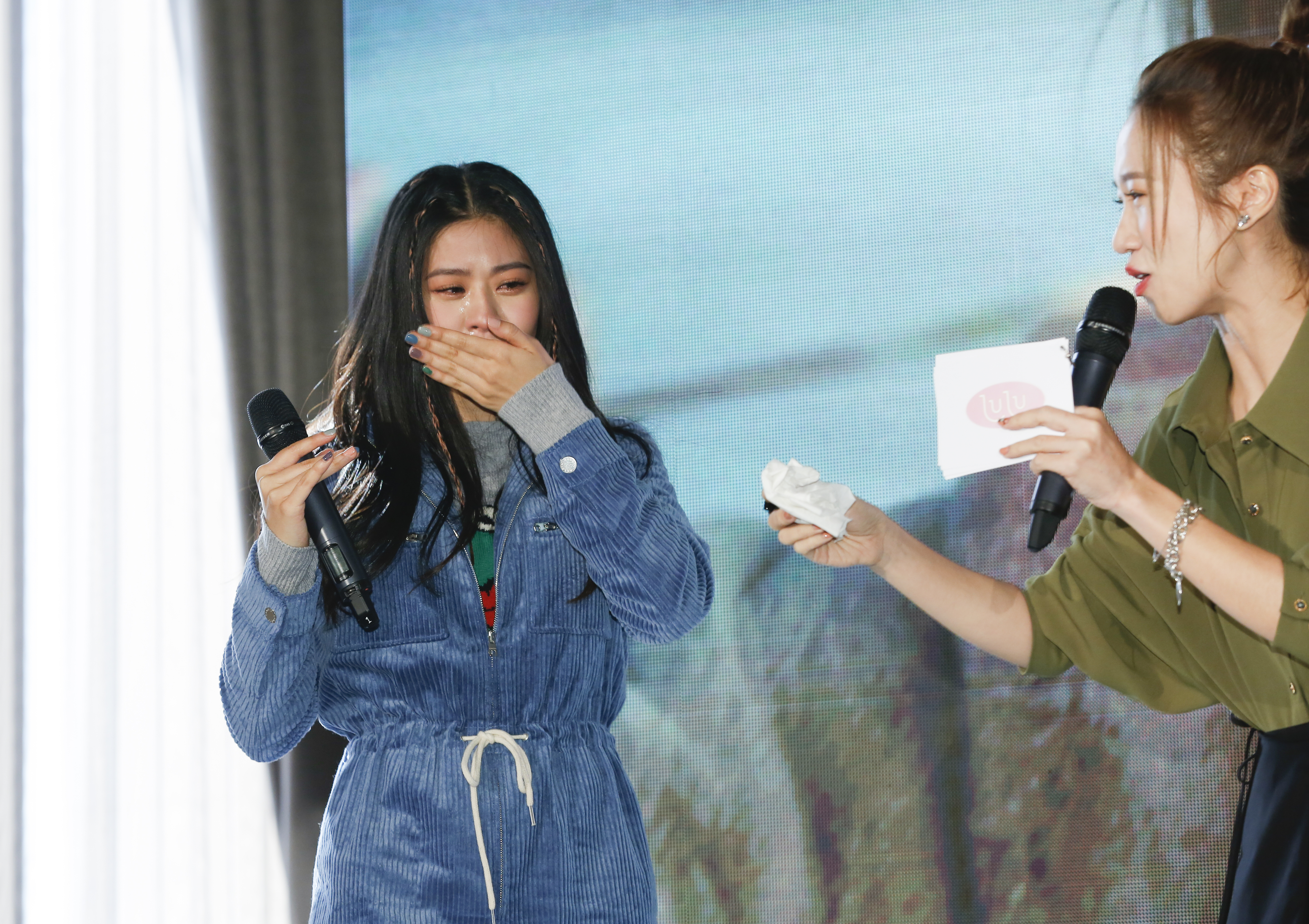 Erika無法常回美國探望家人，看到家人打氣影片，瞬間落淚。