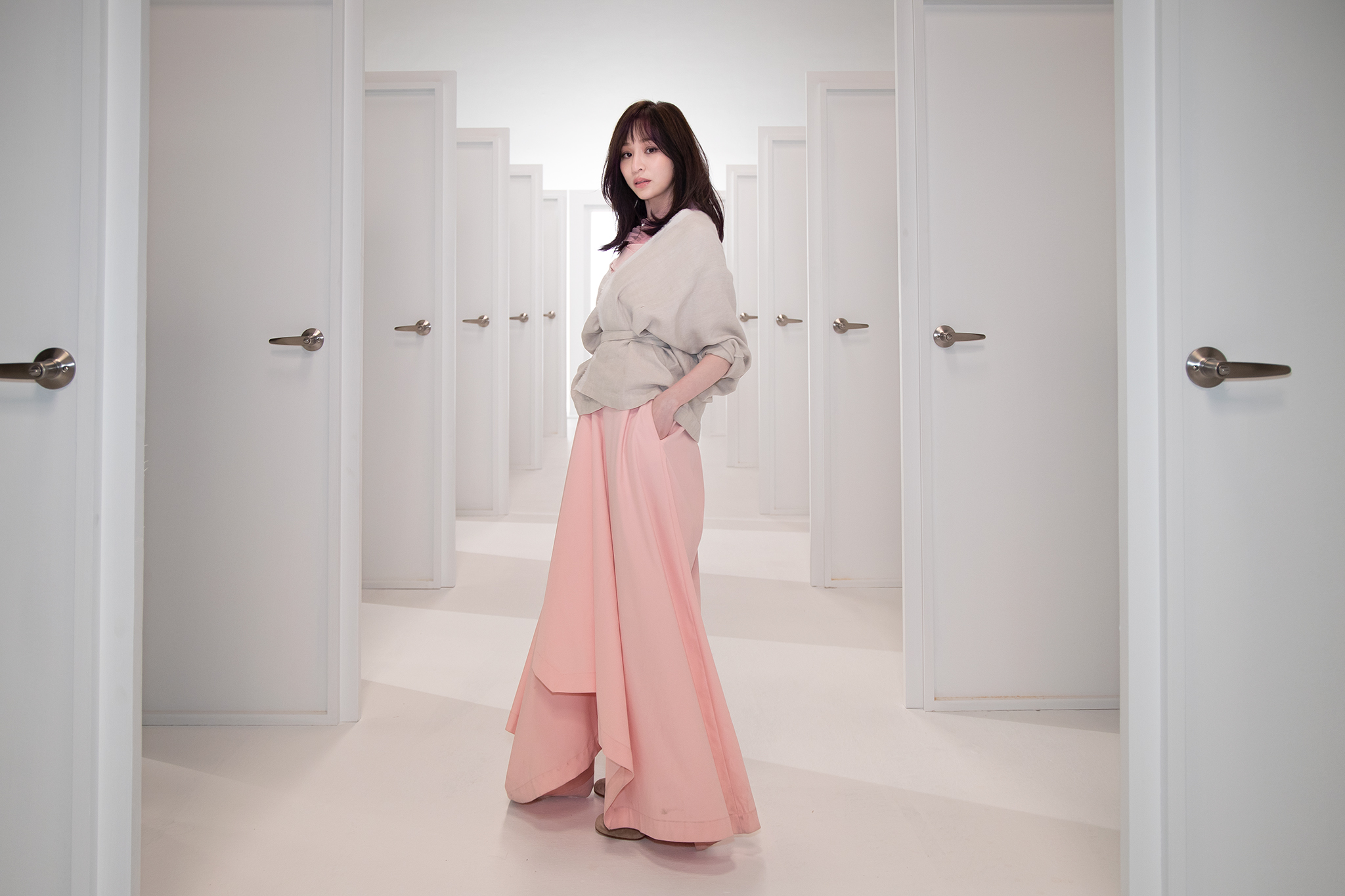 王心凌新歌〈在青春迷失的咖啡館〉改頭換面受到好評，在榜單一舉拿下亞軍好成績。（環球提供）