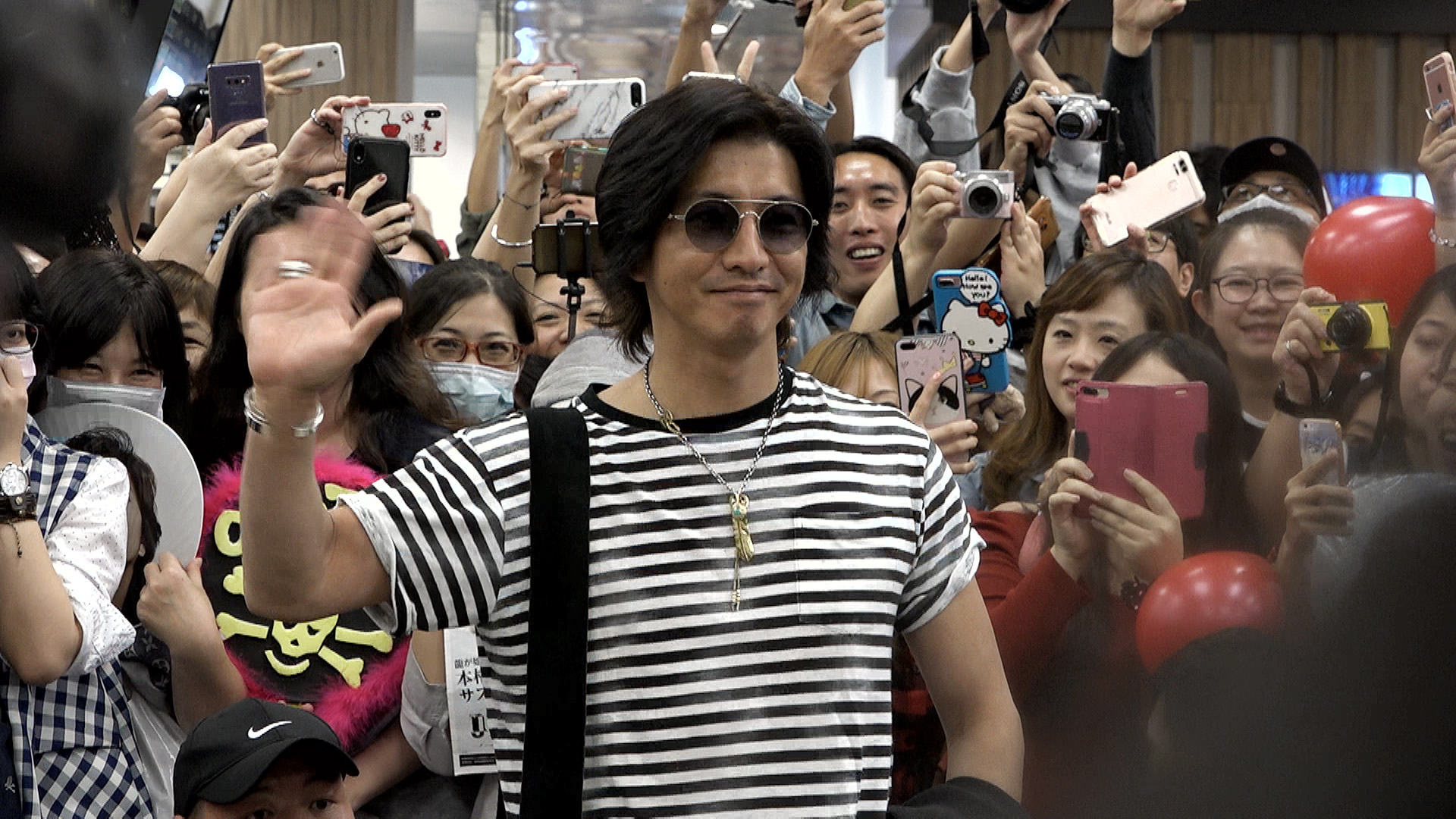 日星木村拓哉今(1日）抵達松山機場，接受媒體拍照。