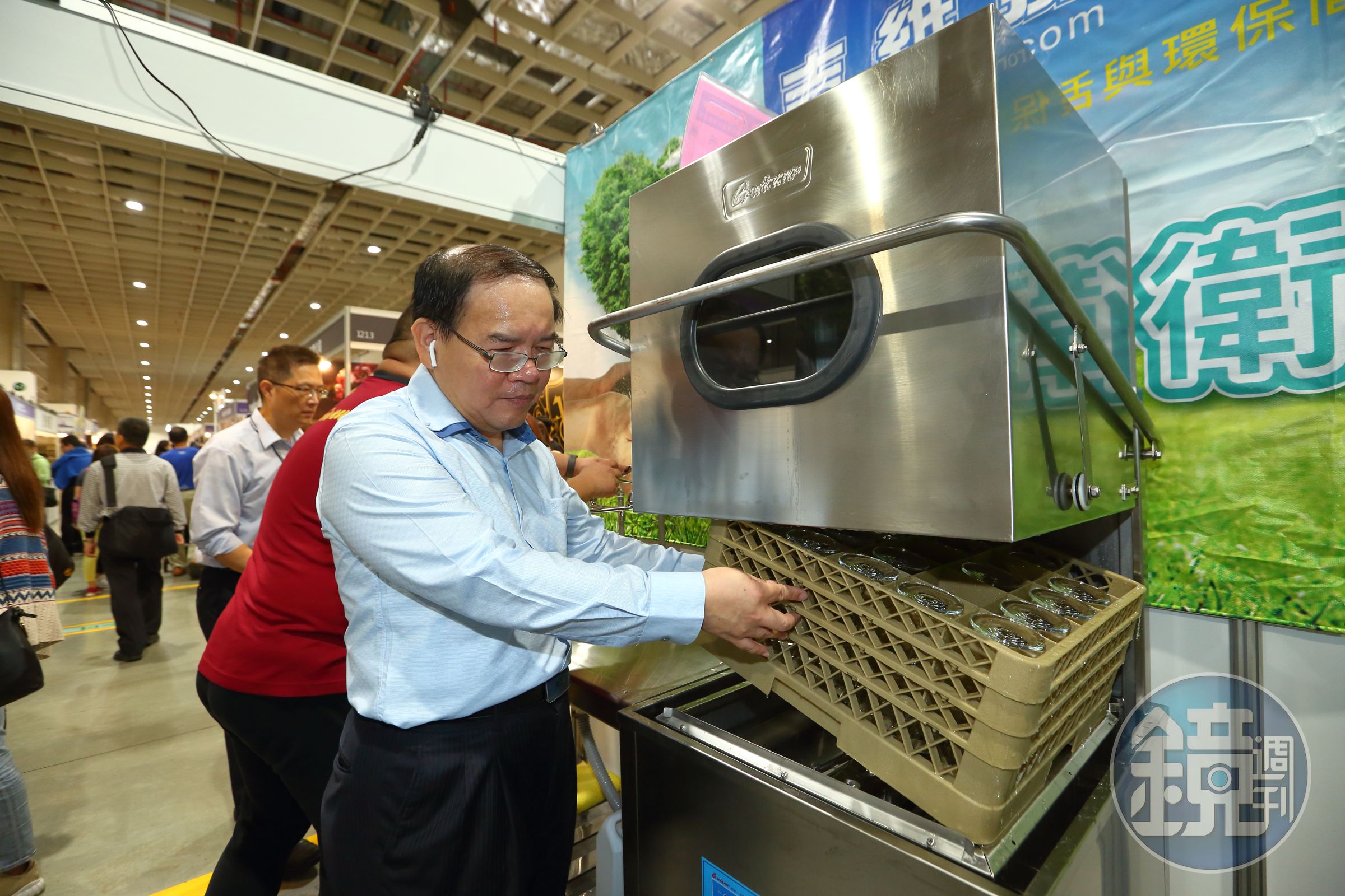 雖然已是台灣第一大專業洗碗機製造廠，廖品源仍常免費贊助大型展覽幫洗杯碗，他覺得經營事業有捨才有得。