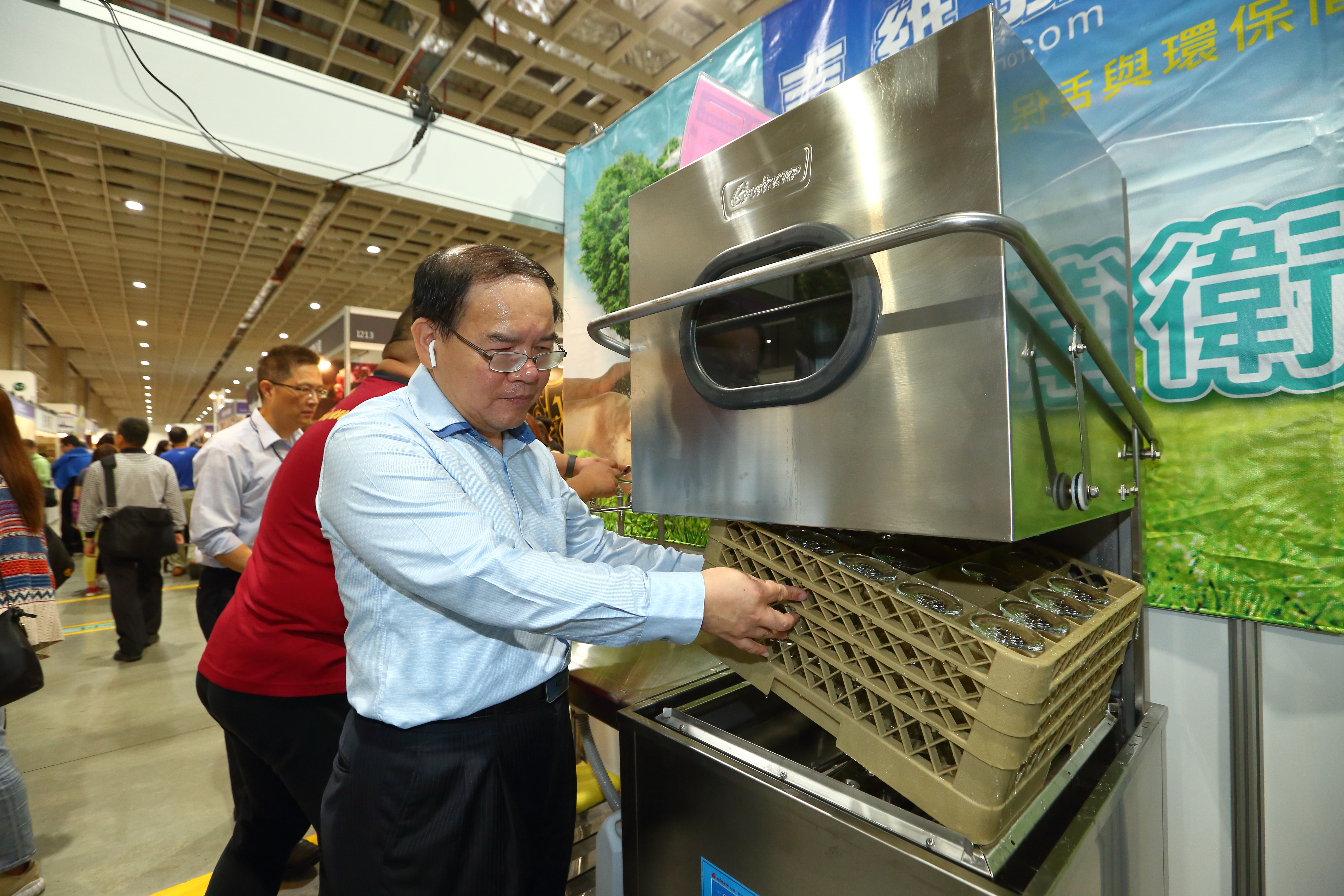 雖然已是台灣第一大專業洗碗機製造廠，廖品源仍常免費贊助大型展覽幫洗杯碗，他覺得經營事業有捨才有得。