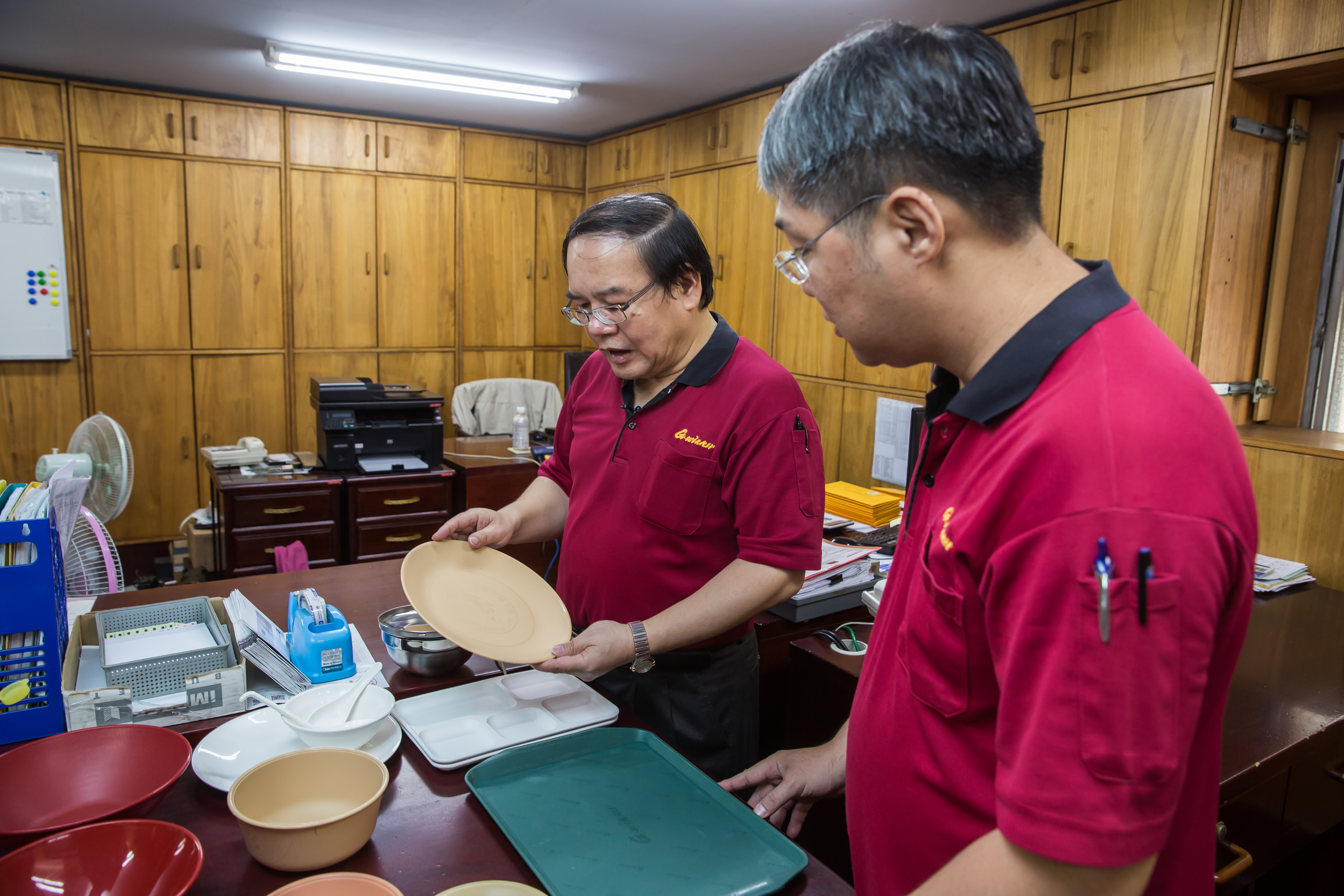 廖品源曾投資康寧餐具，現在則自己開模開發可分解的PAL環保餐具。