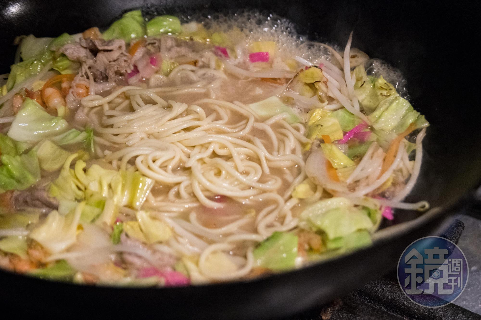 各種海鮮、蔬菜、豬肉在大鍋裡與麵條同煮,就是日本人最愛的中華風「強棒麵」。