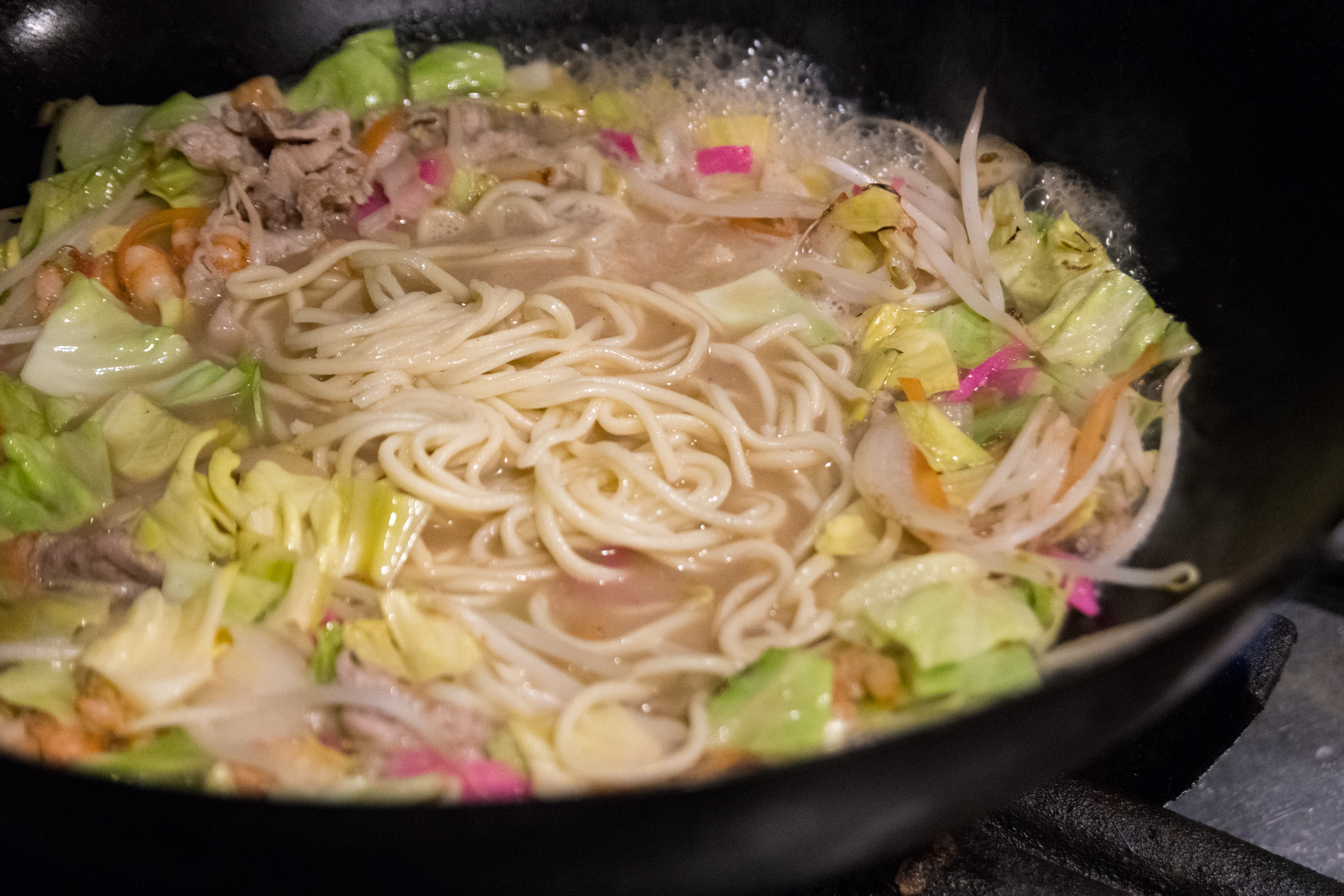 各種海鮮、蔬菜、豬肉在大鍋裡與麵條同煮，就是日本人最愛的中華風「強棒麵」。