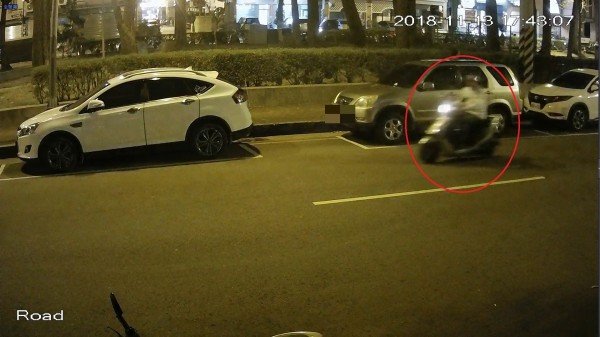 警方從監視器中調閱車牌，進而查獲陳男涉案。（警方提供）