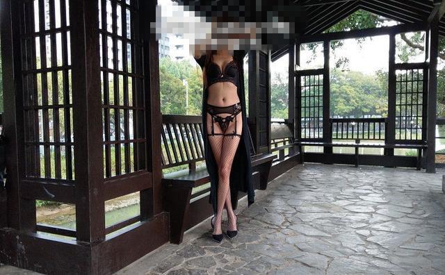 美魔女鎖定剛翻新的新竹公園，在庭園造景內拍下養眼照片。（翻攝520夫妻論壇）