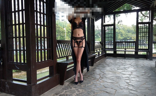美魔女鎖定剛翻新的新竹公園，在庭園造景內拍下養眼照片。（翻攝520夫妻論壇）