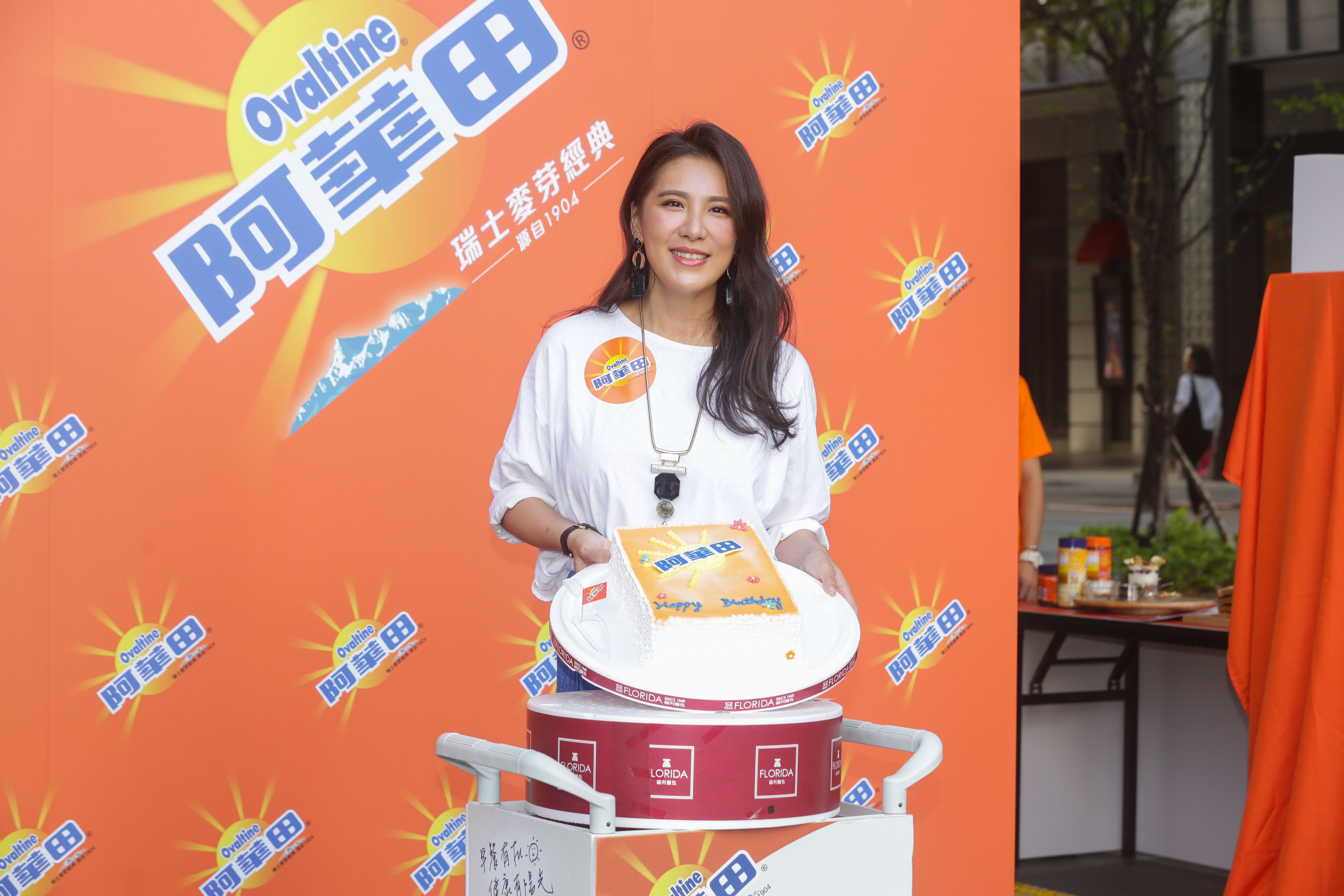 小禎出席一日店長活動，阿華田飲品現場送上蛋糕，幫她預過生日。