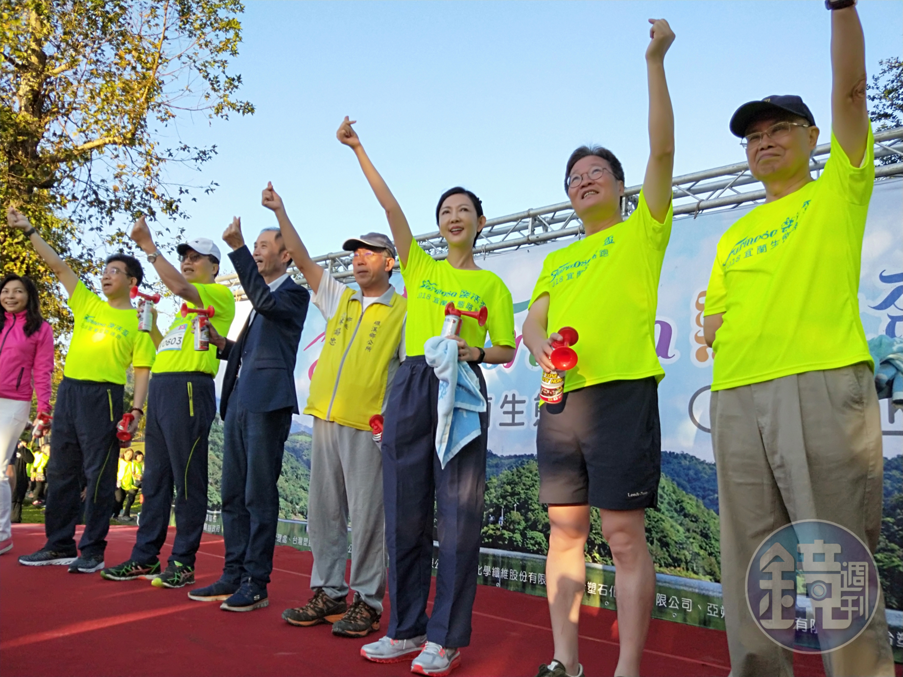 王瑞瑜(右3)一早神采奕奕,並穿上運動服參加自家的路跑活動。
