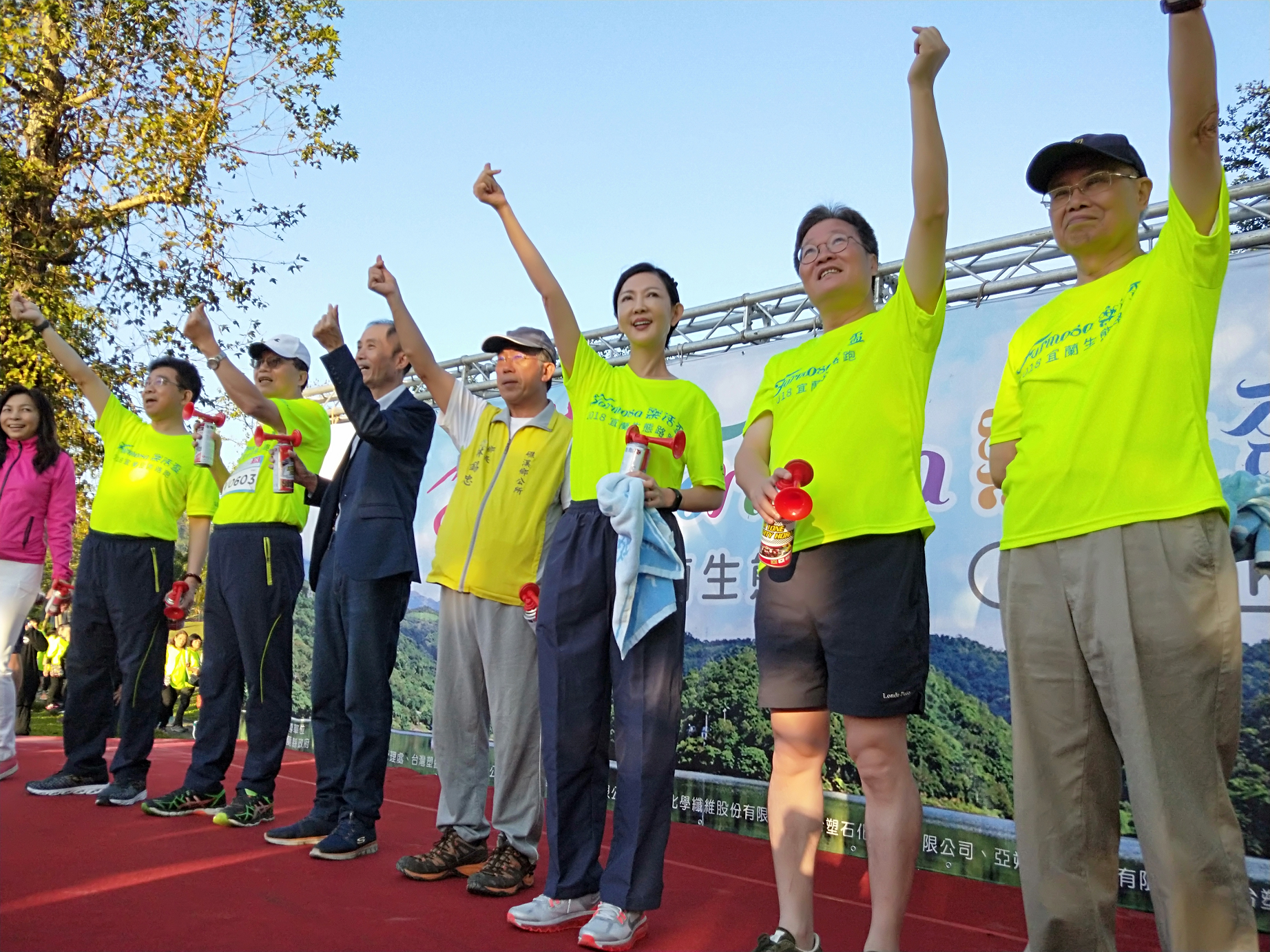 王瑞瑜(右3)一早神采奕奕,並穿上運動服參加自家的路跑活動。
