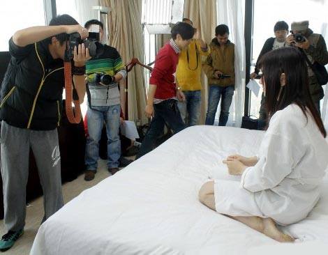 臉書粉絲團「中指通」以台幣25,000的費用號召台男搶戰「日本社群粉絲4萬的美少女」與「作品量相當大的巨乳」的女優。（翻攝自中指通臉書）