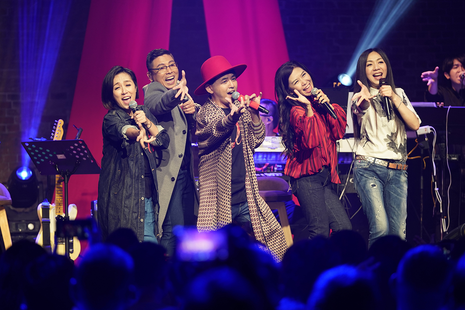 黃韻玲（左起）、郭蘅祈、黃子佼、馬毓芬、萬芳等人一起為世界愛滋日演唱。（祈菩行文化 ）