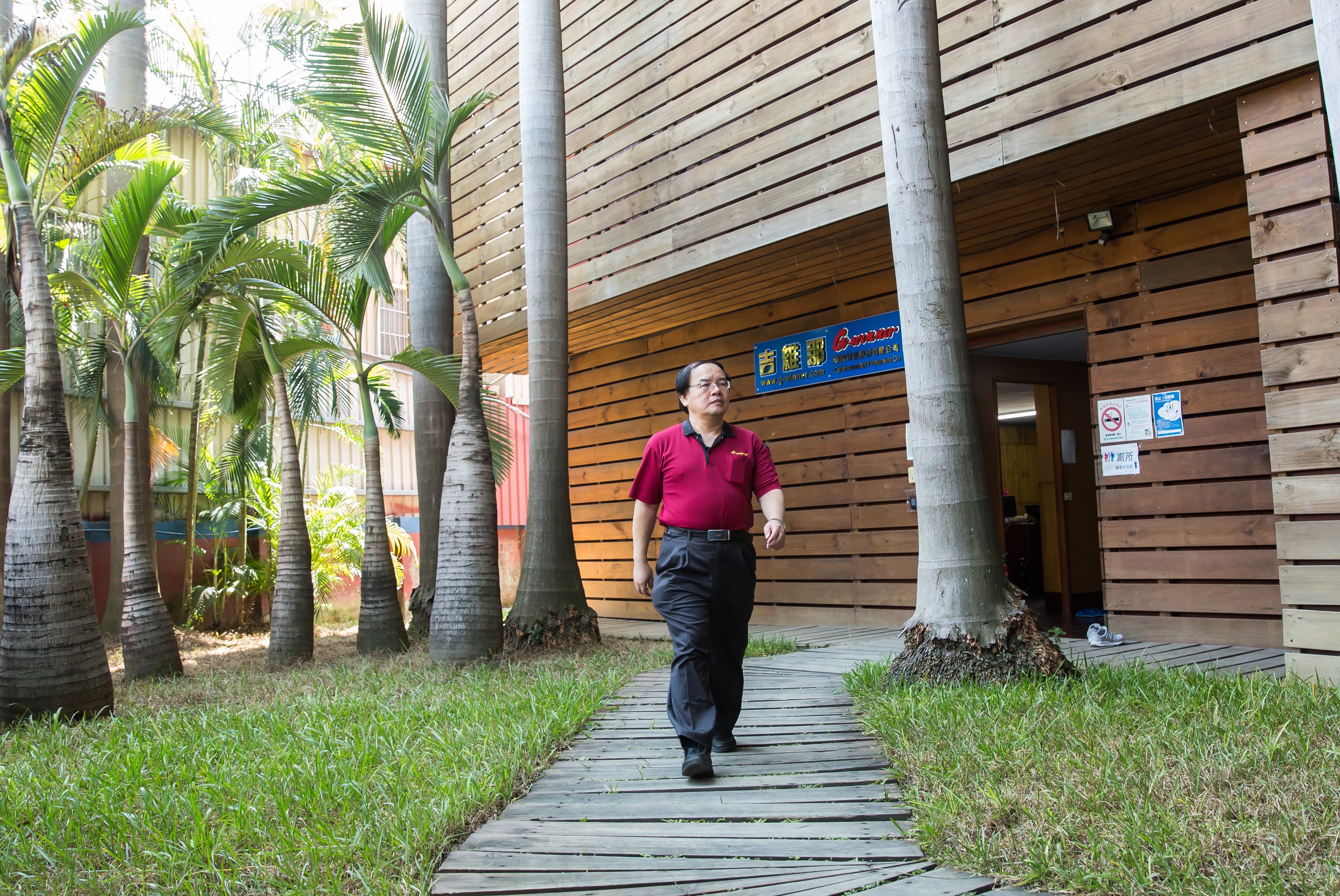 鮮少人知道廖品源曾有過非朝沮喪的3、4年低潮期，他盡量讓公司維持正常運作，苦往往裡吞。