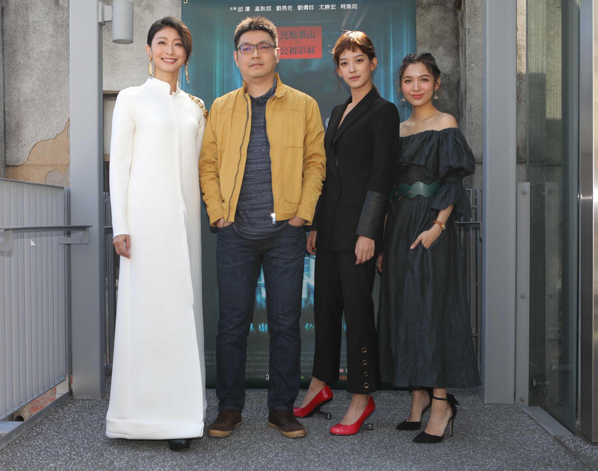 導演林真豪(左2)執導的警匪類型片《無界限》,今(2)日舉辦媒體茶敘,導演帶領主要演員孟耿如(右2)、柯奐如(左1)、劉倩妏(右1)出席。(公視提供)
