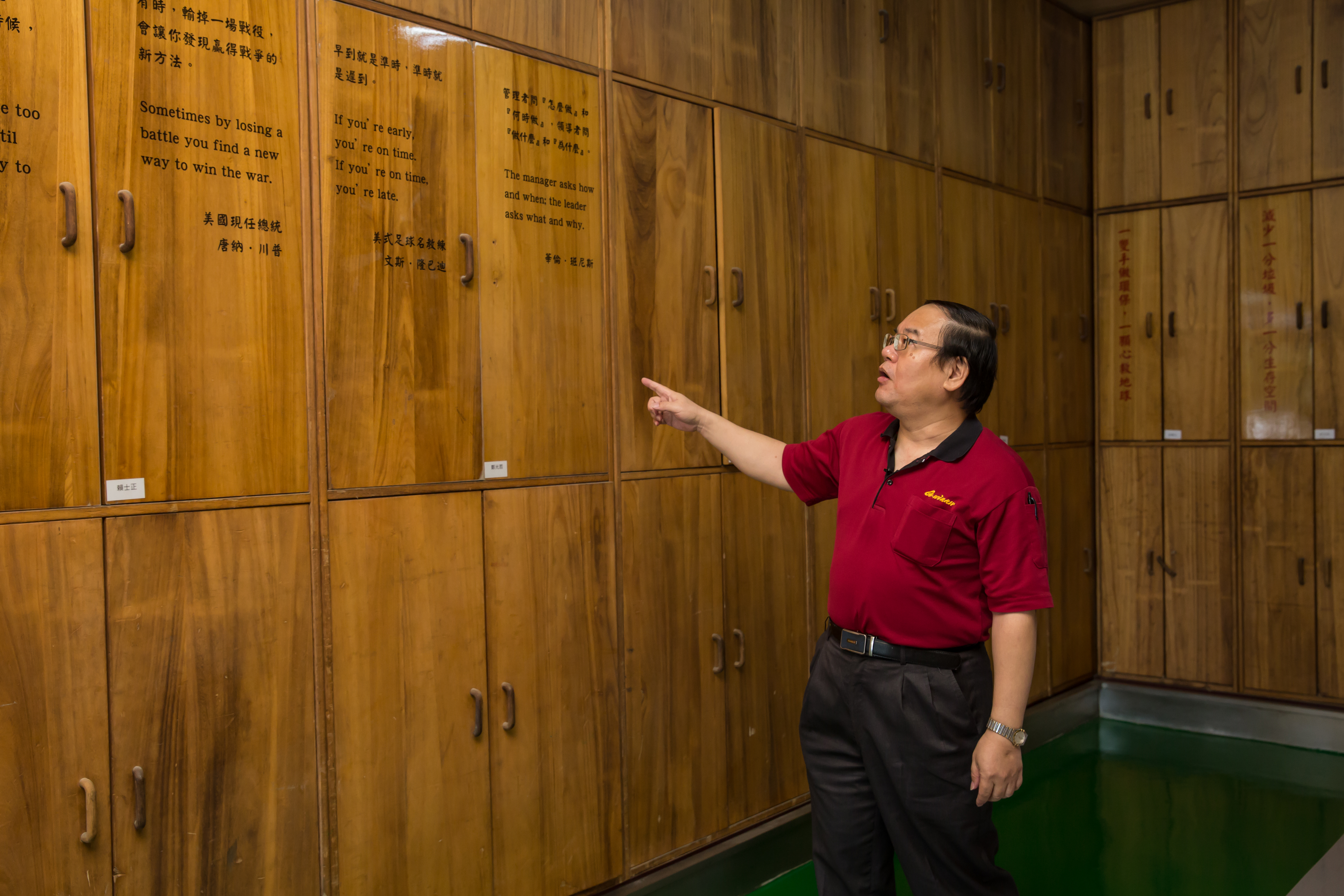 廖品源的公司裡最大特色就是四面八方都是櫃子，沒有空牆，原來有風水學問。