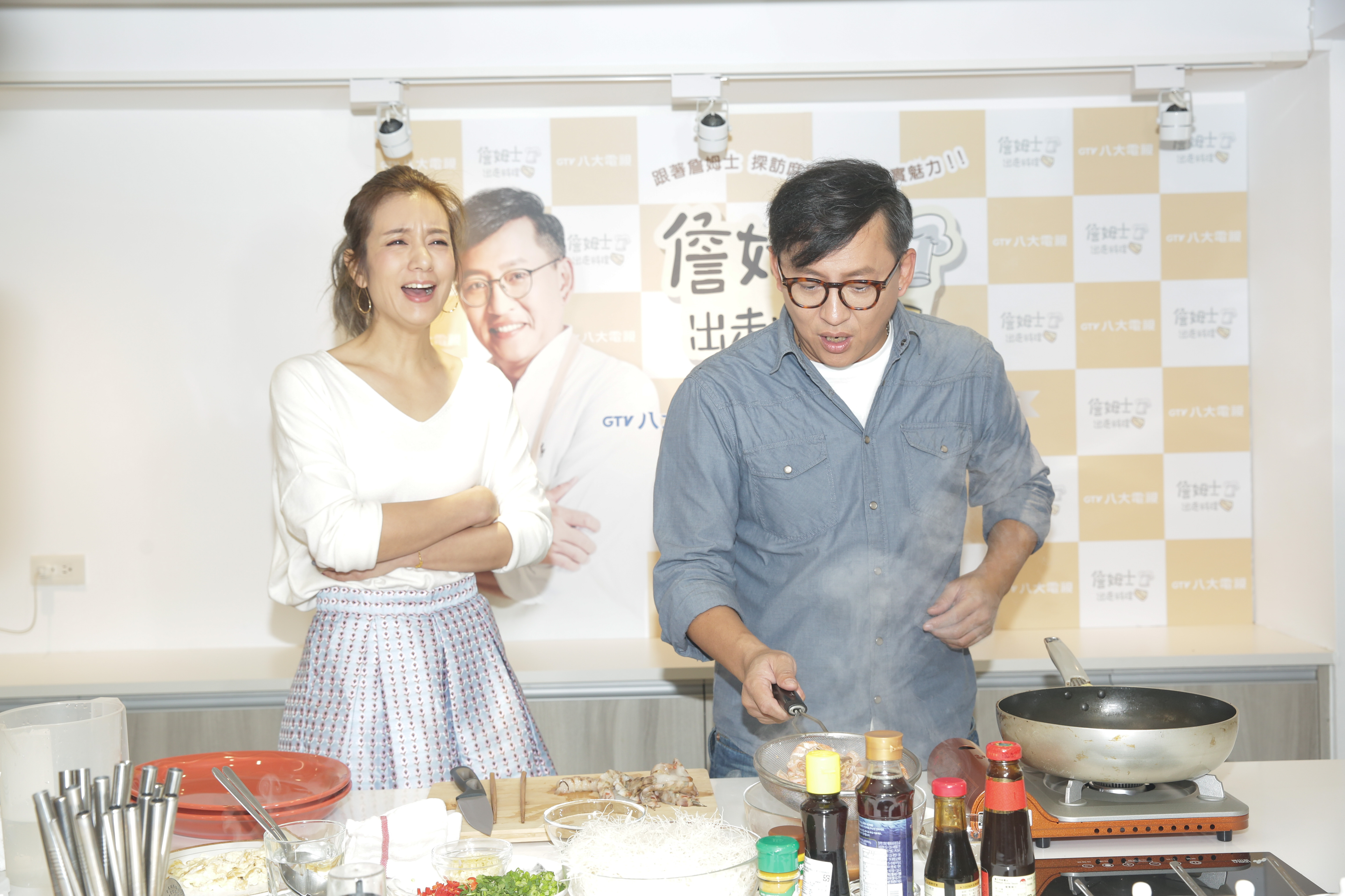 詹姆士做炒米粉招待學姐莎莎。