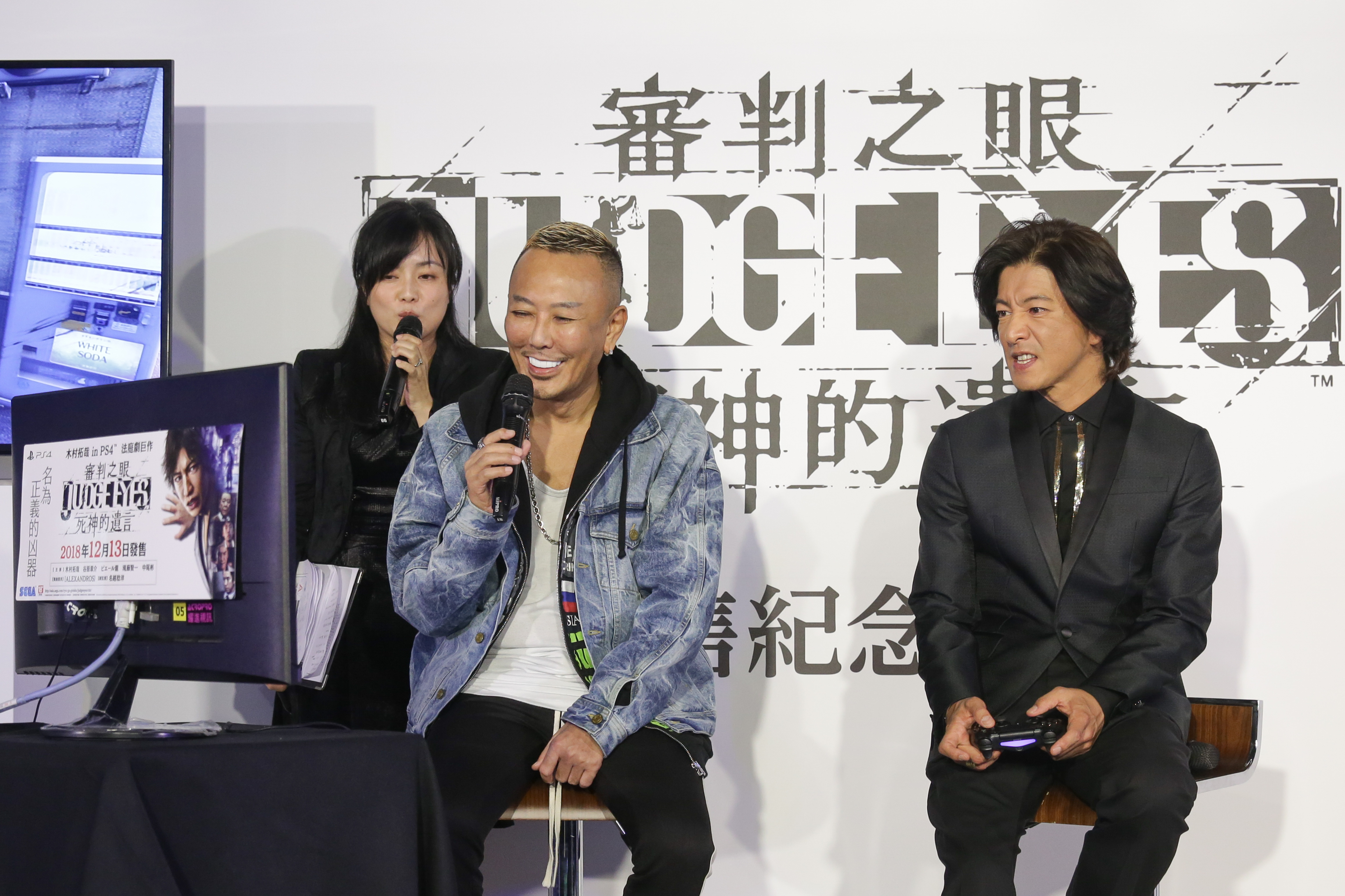 木村拓哉(右)親自操縱自己的電玩角色,兩三下就打爆遊戲中的壞蛋。
