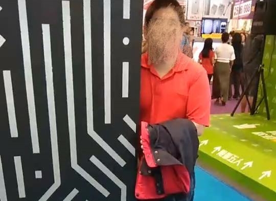 正妹Show girl在台北資訊展上奮勇揪出打手槍怪客，PO網提醒。（翻攝臉書）