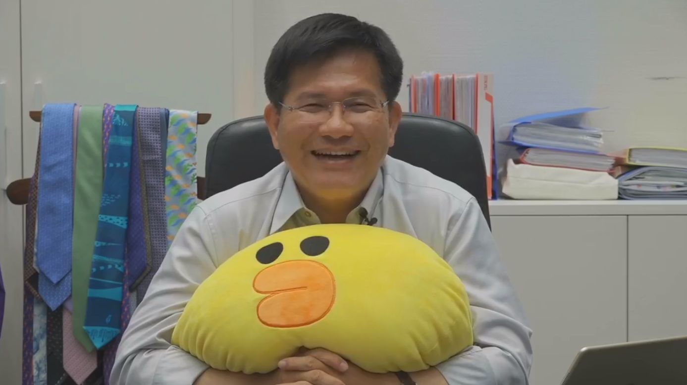 林佳龍昨（2日）晚間在臉書開直播，胸前環抱著市府同仁送他的莎莉抱枕。（翻攝自林佳龍臉書）