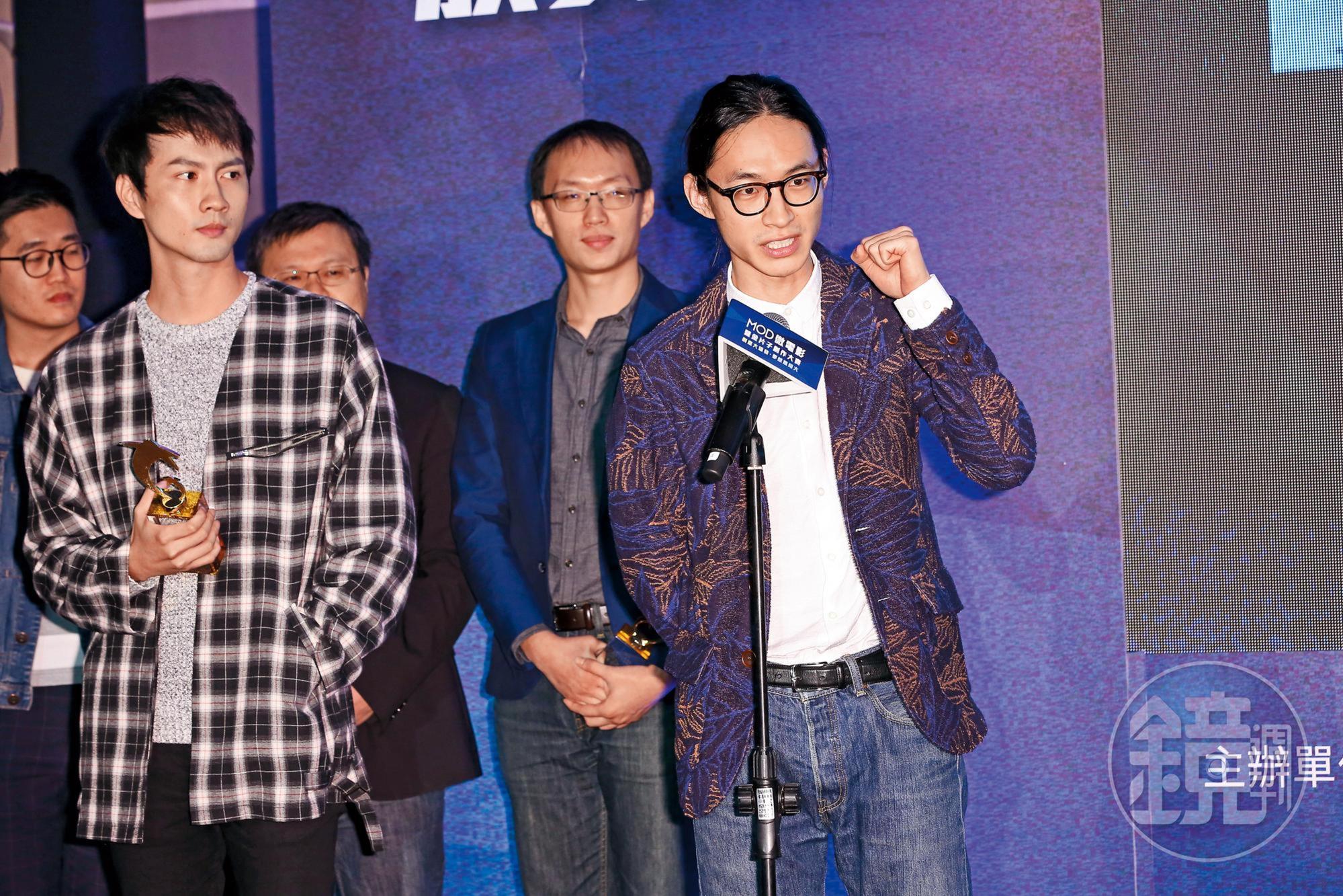 黃河（右）與好友張捷共同創作、執導的短片《真的》獲獎，女友温貞菱則是活動代言人，默默坐在台下看著男友領獎。