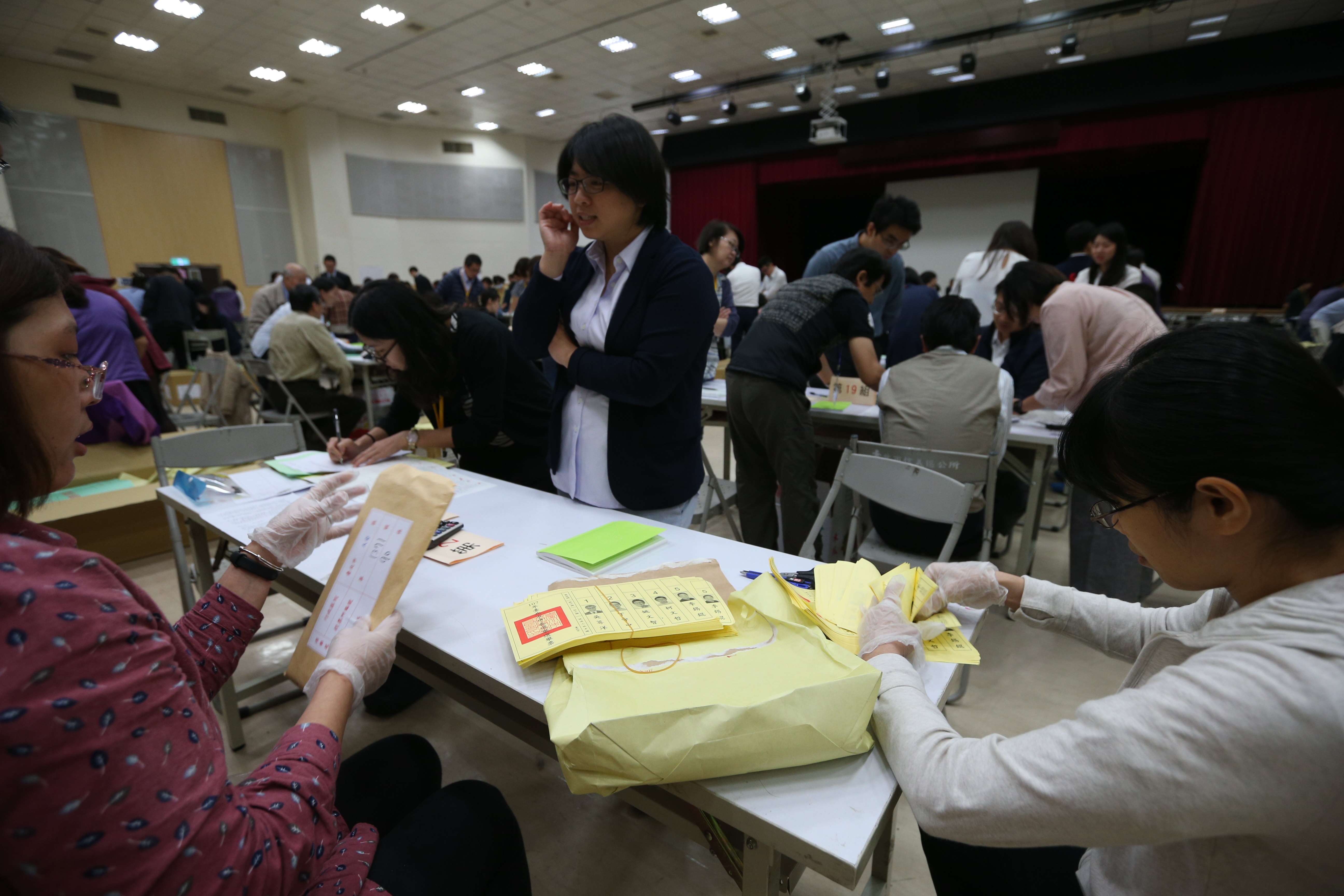 北地院動員50組法官今至台北市選委會啟動驗票。