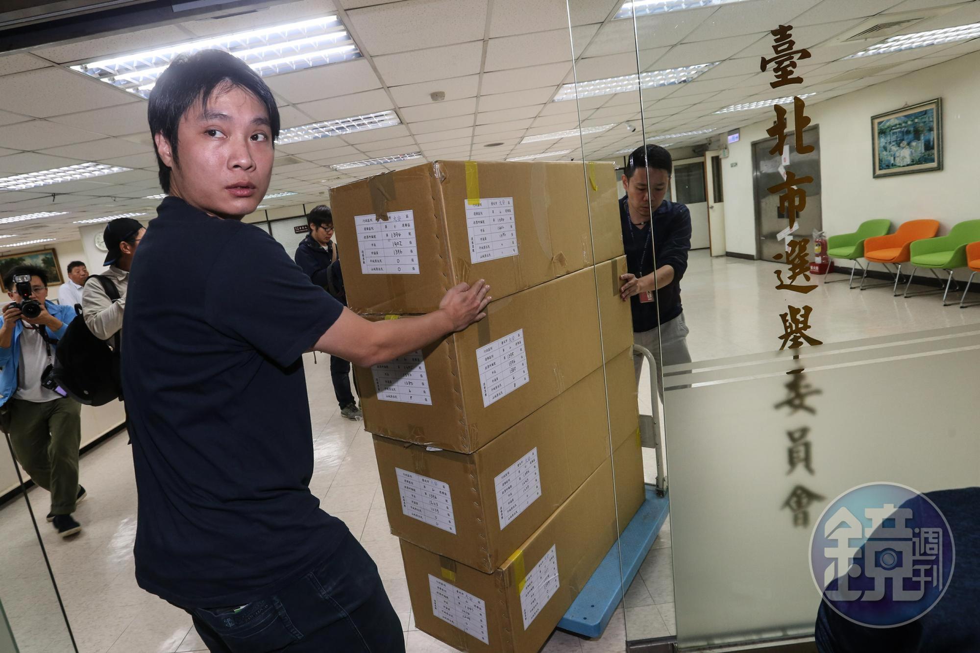 台北地院今上午與選委會人員啟封選票開驗。(台北市攝影記者聯誼會提供)