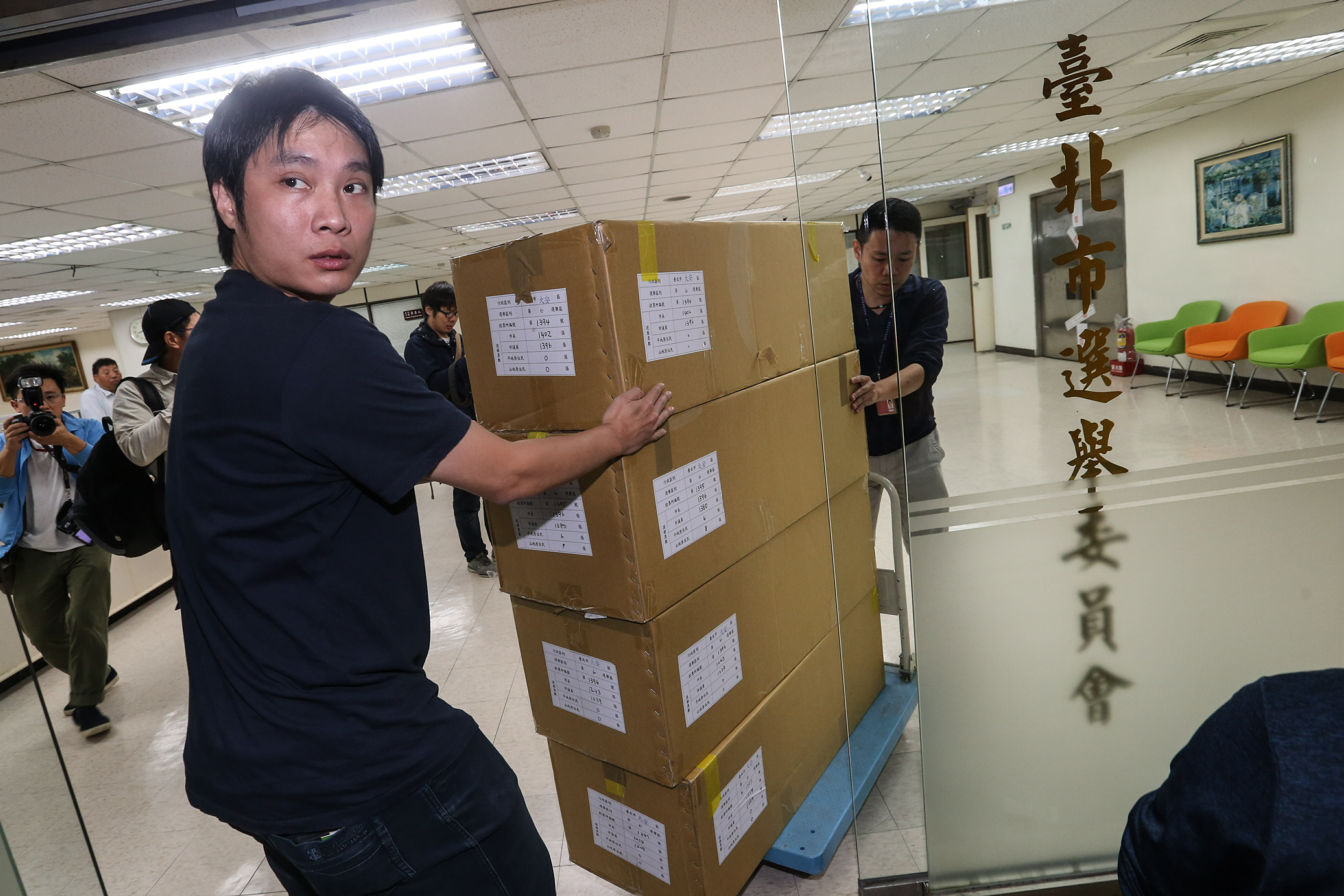 台北地院今上午與選委會人員啟封選票開驗。(台北市攝影記者聯誼會提供)