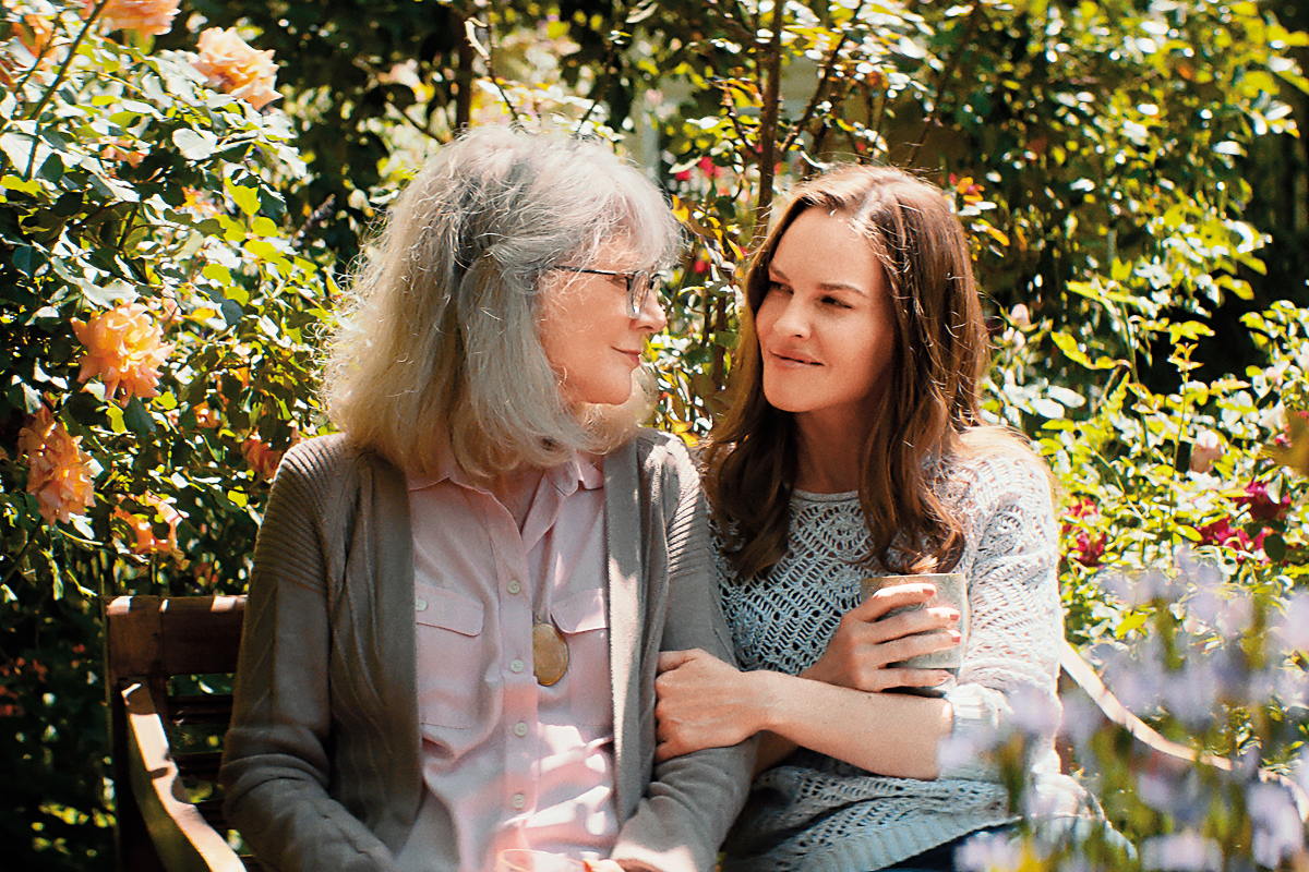 電影主旨並非老人失智，而是探討「手足間誰照顧父母」等多項家庭議題，希拉蕊史旺的表演引人入戲。（采昌提供）