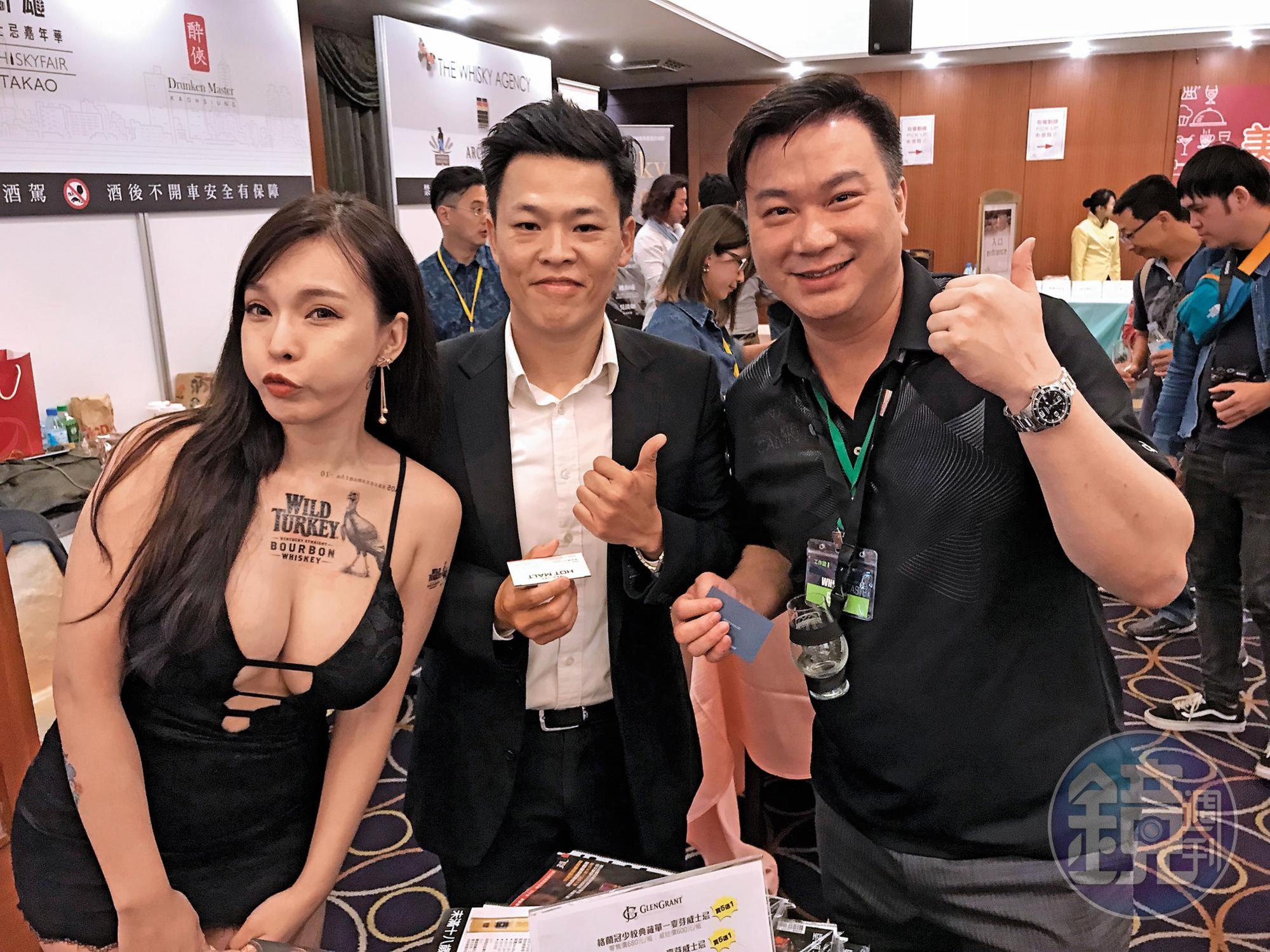 展不在小，有妹則靈。只要參展商用心，不僅能有效行銷品牌，同行也會來共襄盛舉。左起野火雞女郎牛奶、金巴利原廠瀚寬、新科Keeper豪邁Richard。