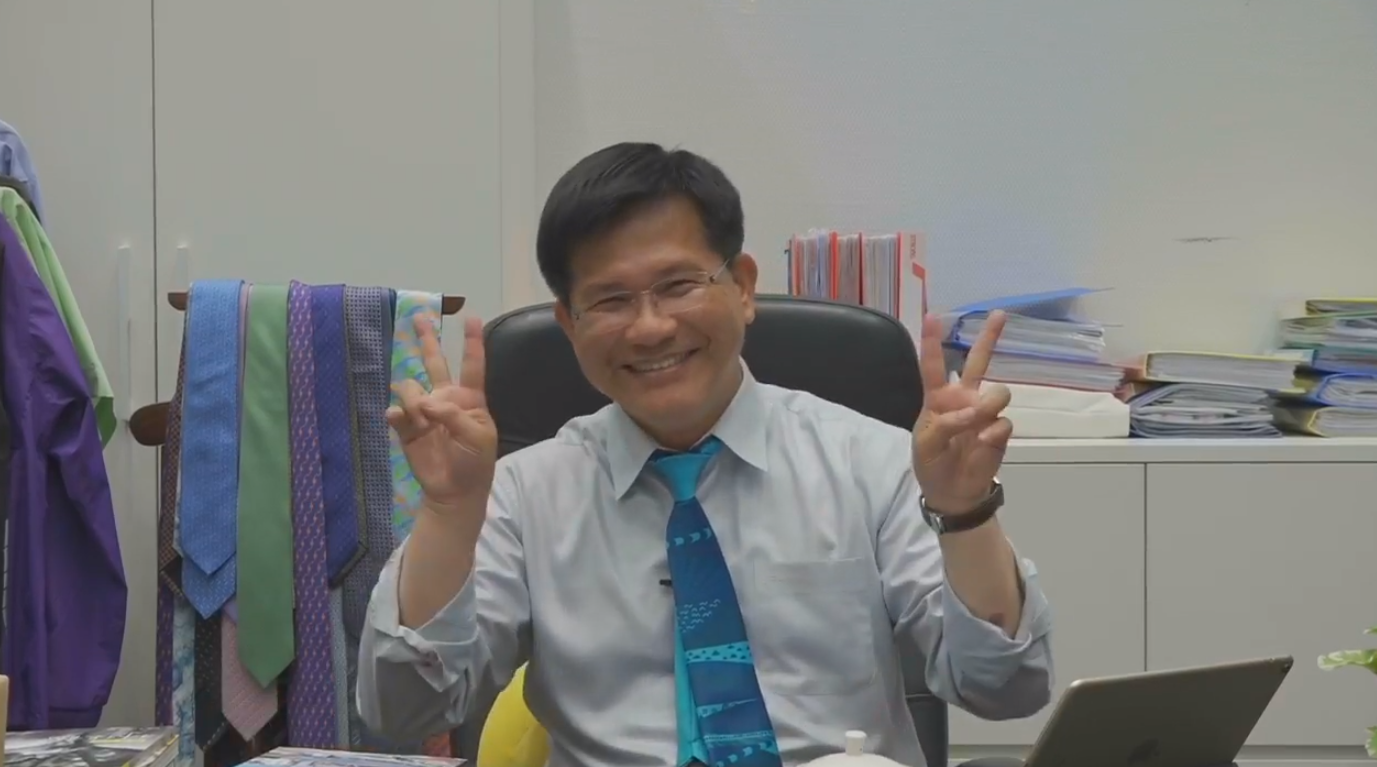 林佳龍在直播上示範只花26秒快速打領帶。（翻攝自林佳龍臉書）