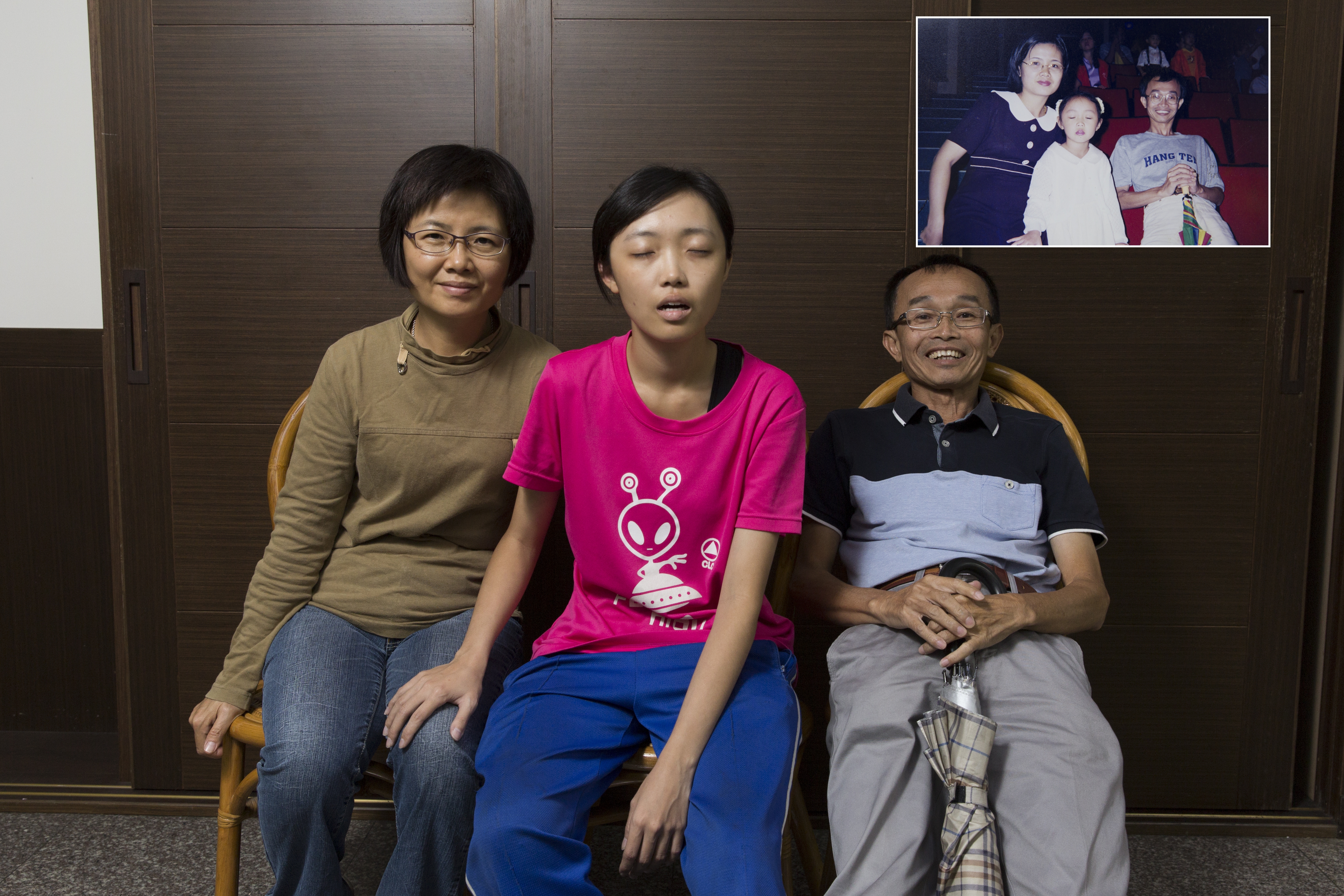 舊照是陳永和（右）和妻子（左）參加女兒（中）幼稚園畢業典禮，今年選舉大部分工作都靠家人支援。重拍舊照，女兒特別重現當年快門一按時，不小心闔上眼的模樣。