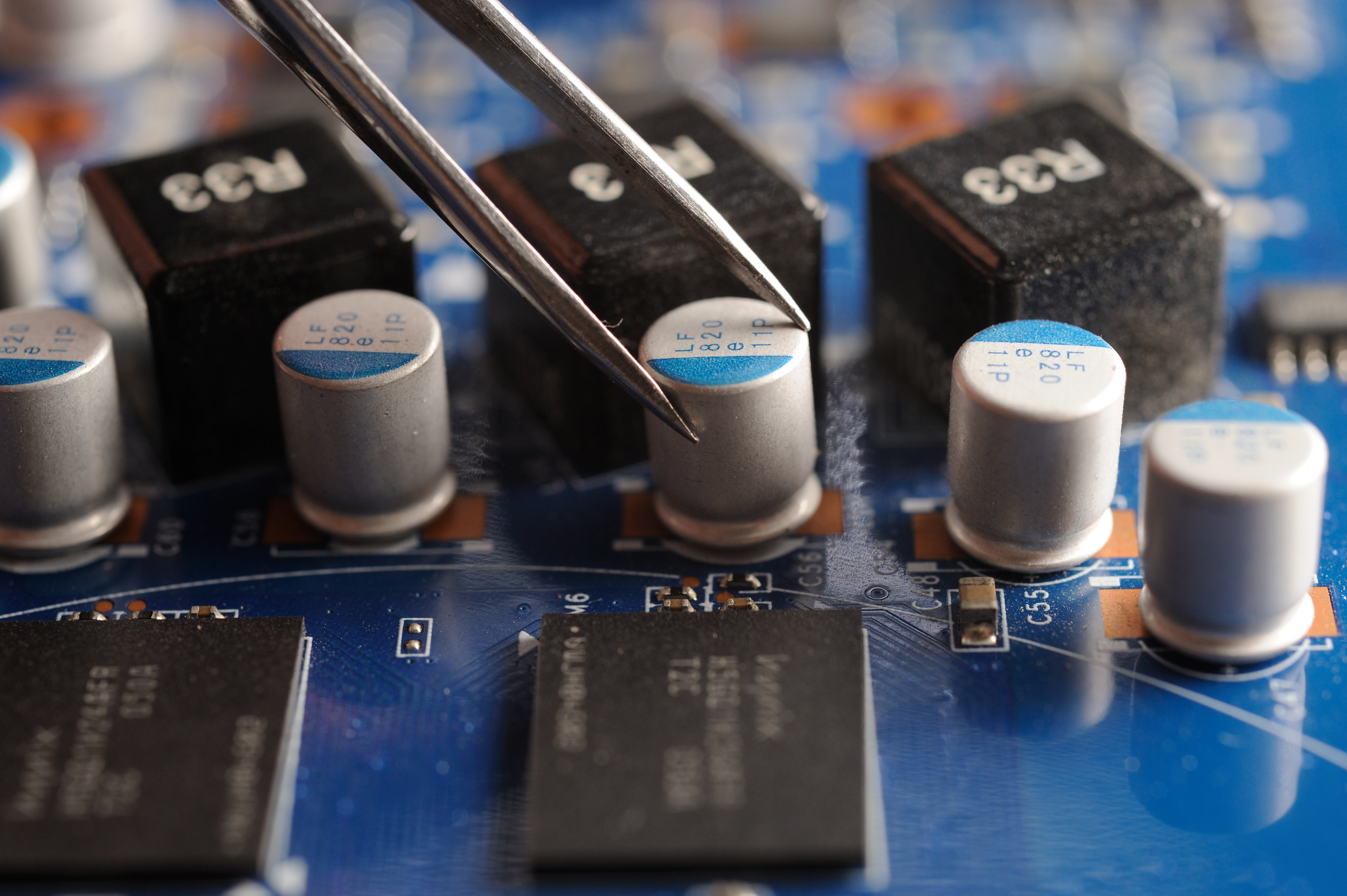 被動元件類股因中美貿議暫停火30天的利多激勵，今日全面反彈，包括國巨，華新科、奇力新、九豪、信昌電早盤全都開高直攻漲停板。