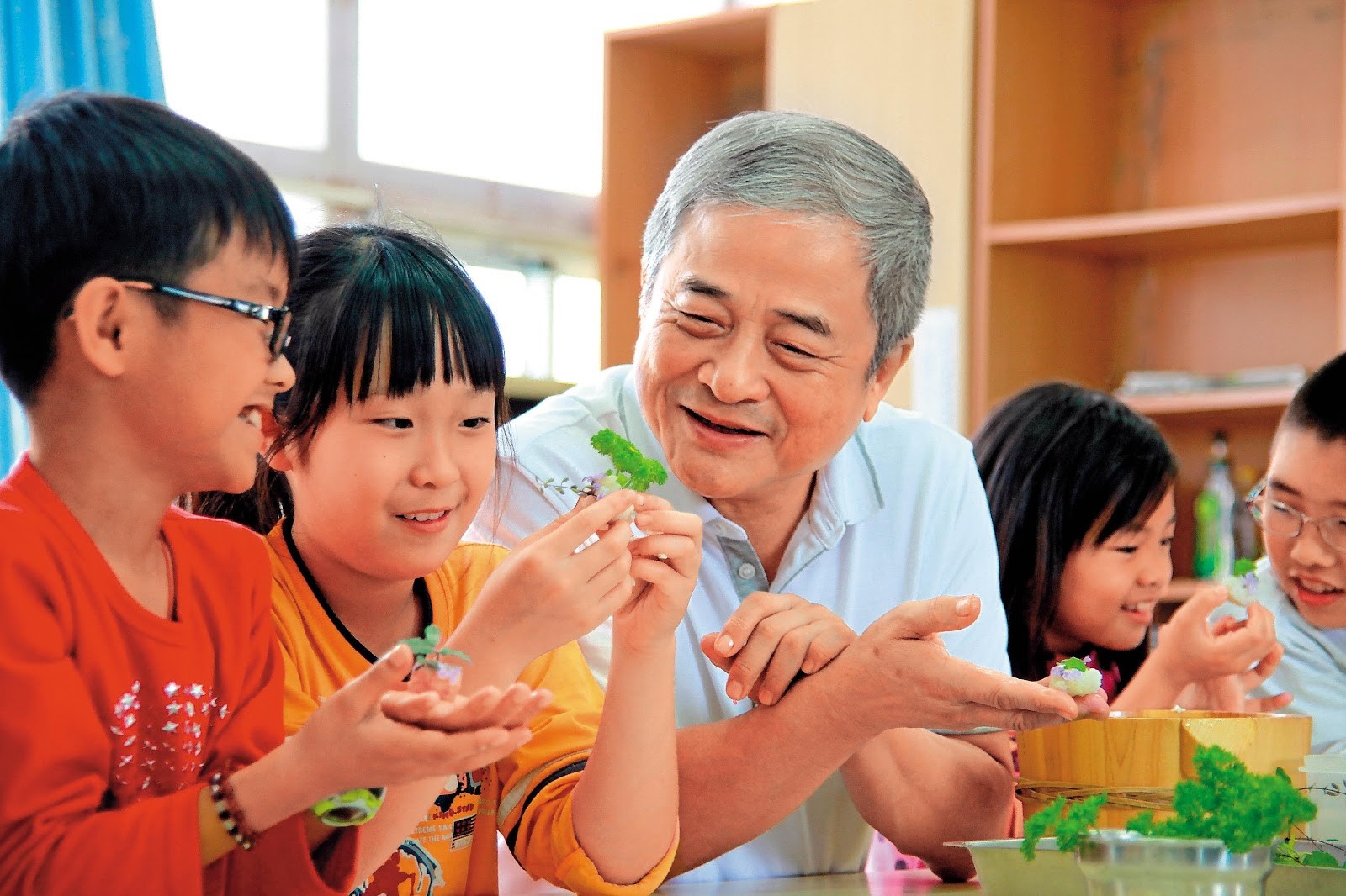 柯文昌在苗栗推廣「一所學校、一畝校田」的「神農計畫」，幫助偏鄉小學找資源，扎根環境教育。（台灣好基金會提供）