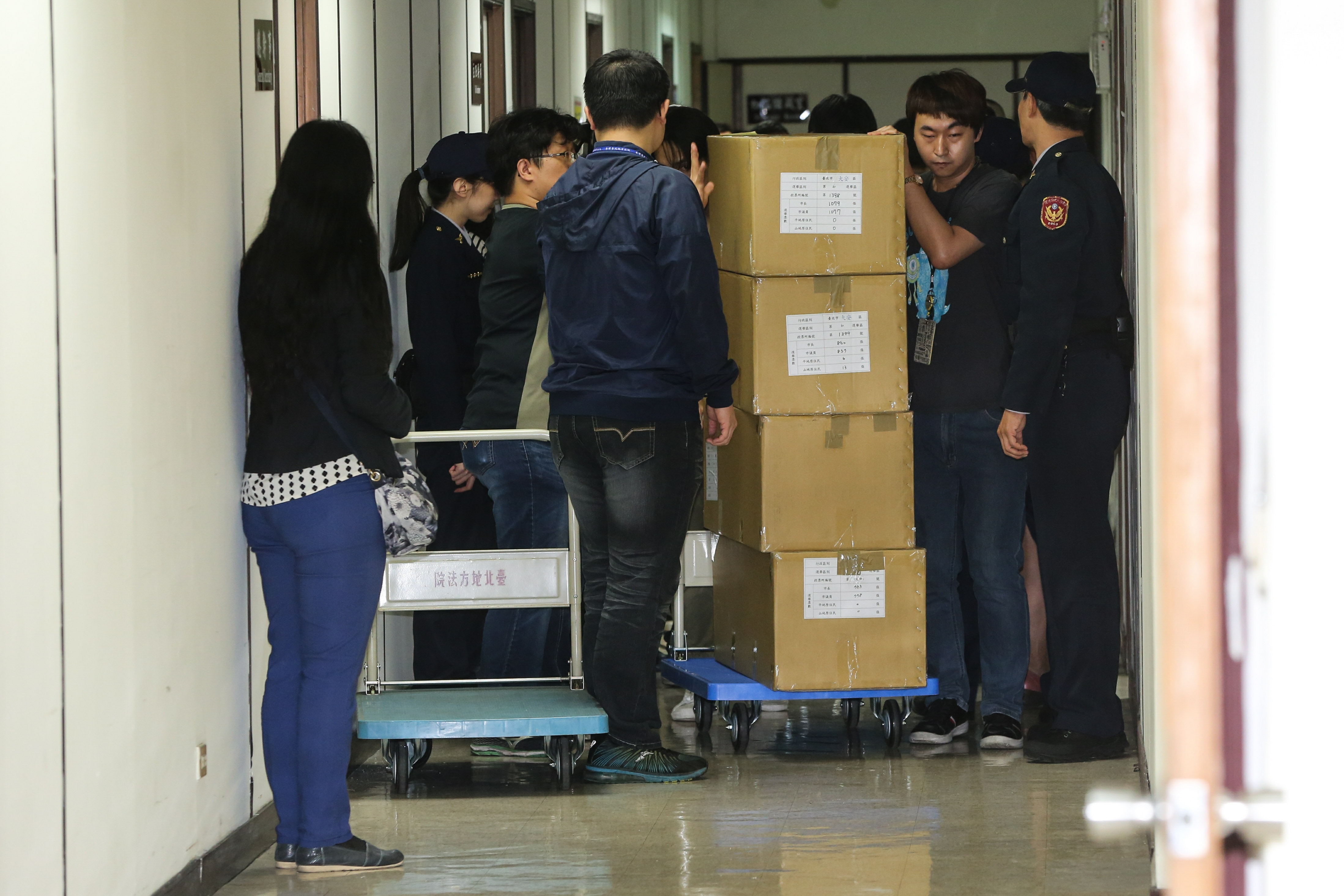 台北地院今啟動驗票，但丁守中律師卻少4位。