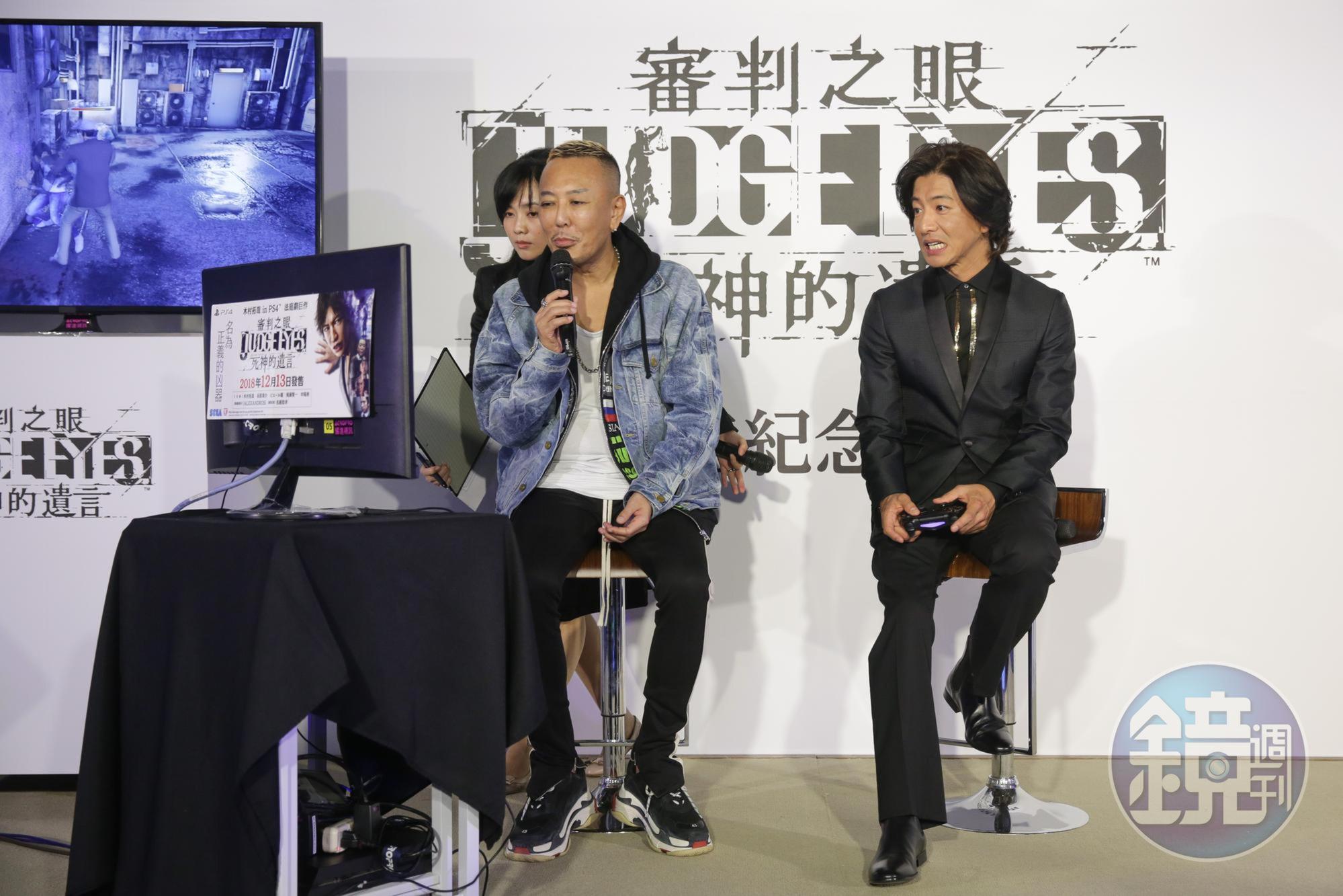 木村拓哉拿起遊戲手把「操縱」自己，一旁的遊戲總監督名越稔洋笑說他不需要多解釋什麼。