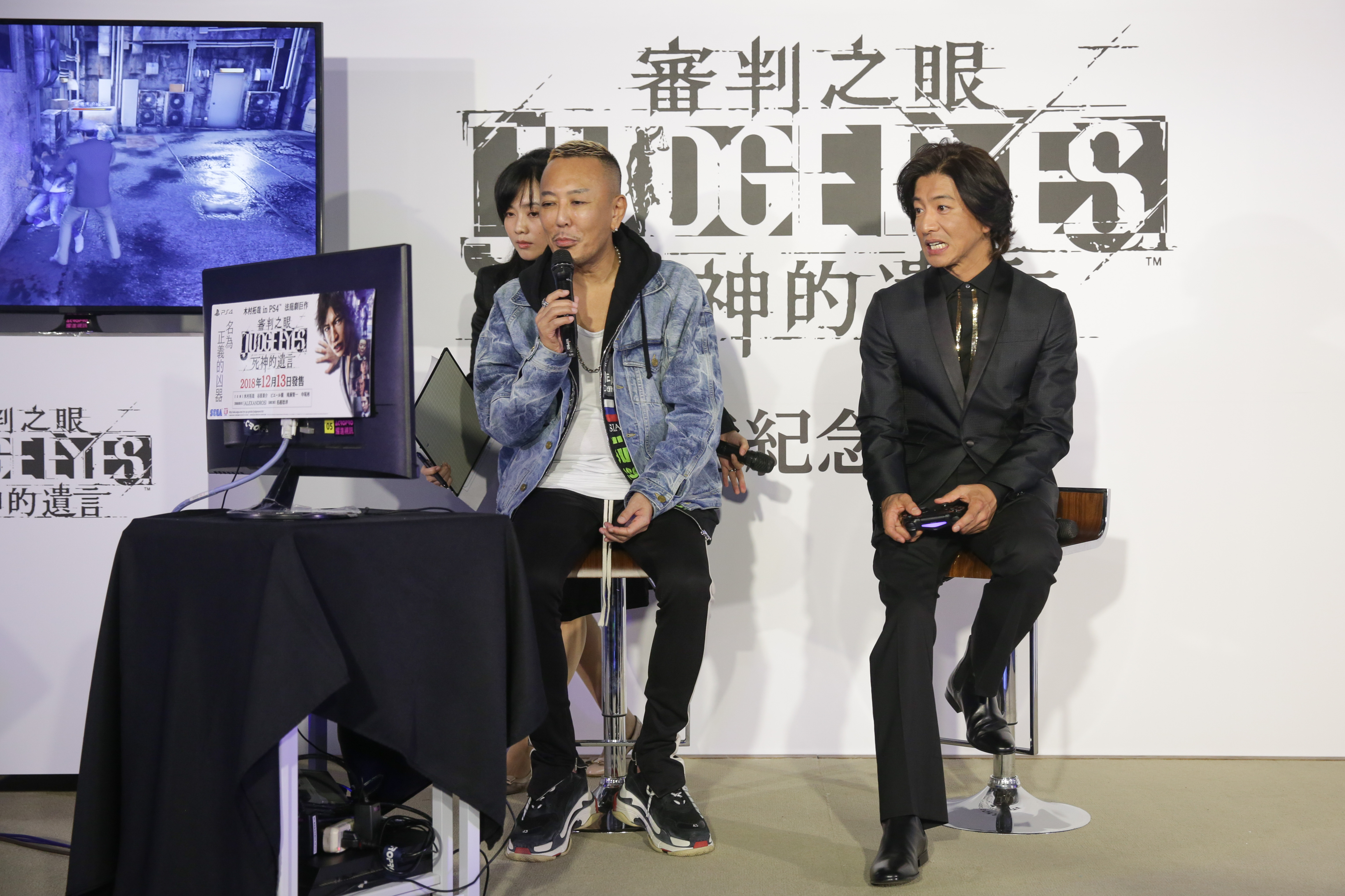 木村拓哉拿起遊戲手把「操縱」自己,一旁的遊戲總監督名越稔洋笑說他不需要多解釋什麼。