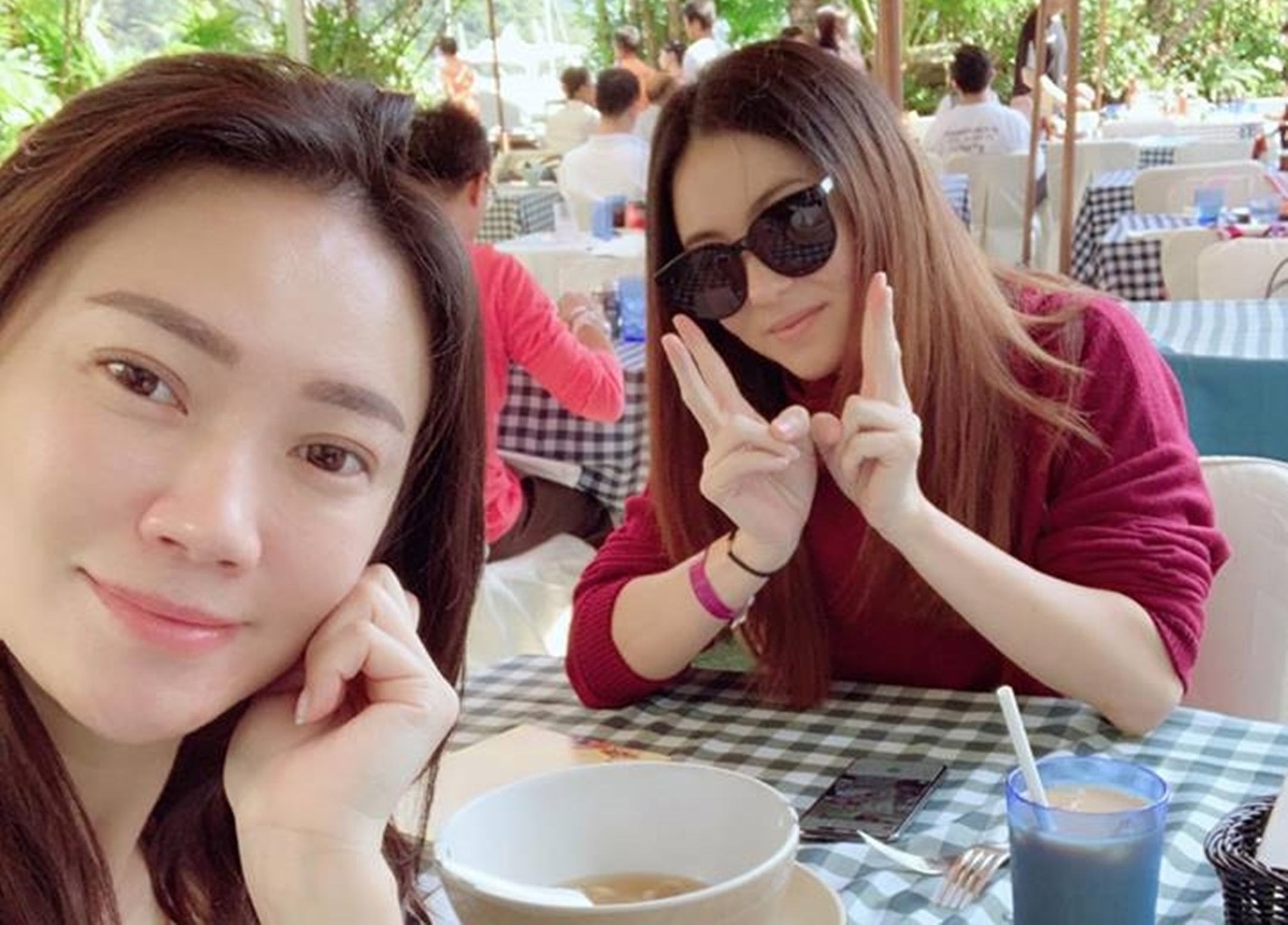 昨天張栢芝出現於香港深灣遊艇會，與好友Bonnie Chu 相遇，兩人開心合照更由好友放在社交網。（翻攝自玻璃朱Bonnie臉書）