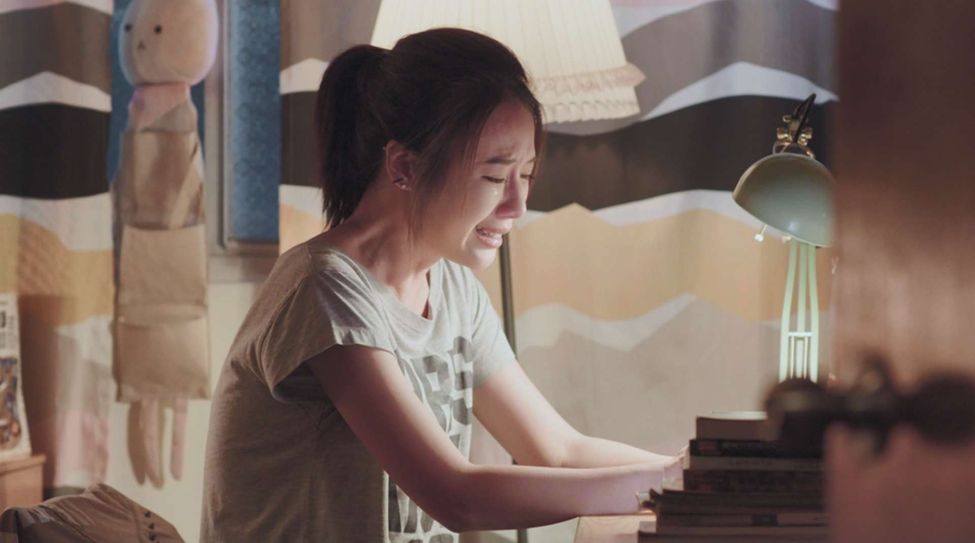 方宥心在《8號公園》中飾演更生人林雅文，想起被同居人虐待致死、來不及長大的女兒感到相當心痛與愧疚。（公視提供）