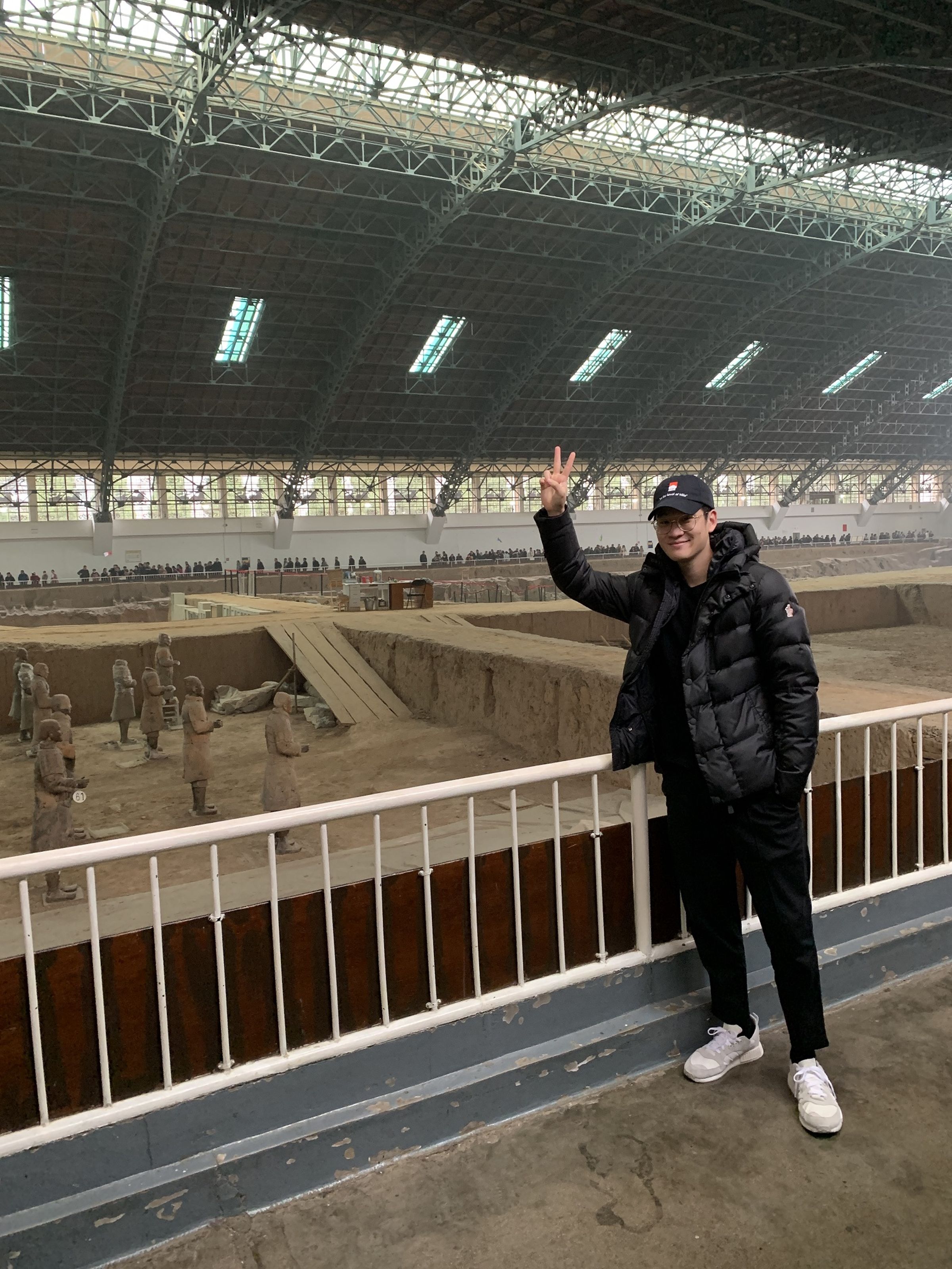 初次遊西安，周興哲跑去看兵馬俑，直呼不可思議。（索尼音樂提供）
