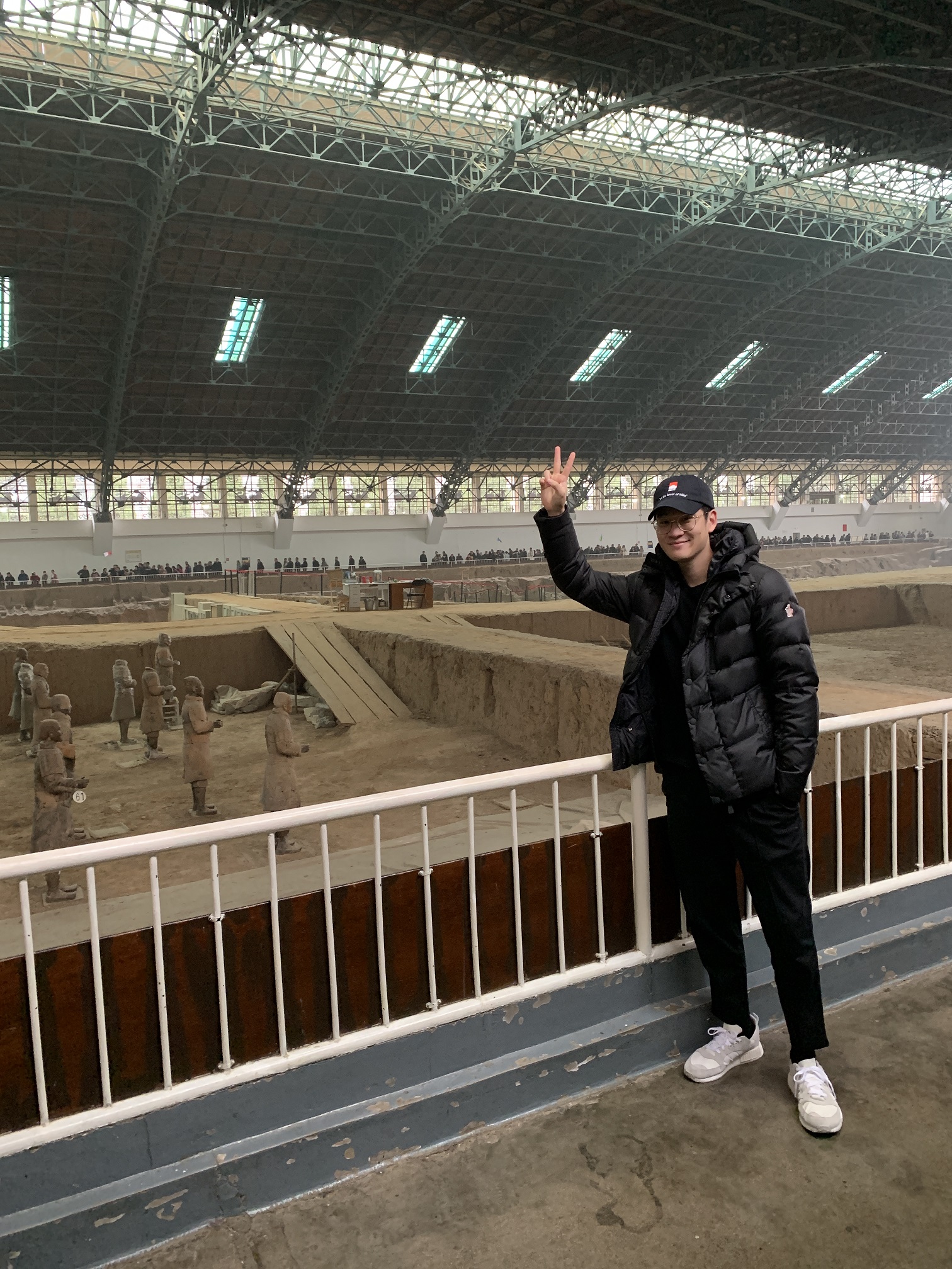 初次遊西安，周興哲跑去看兵馬俑，直呼不可思議。（索尼音樂提供）