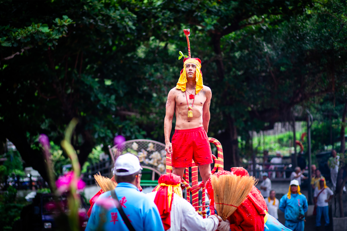 賀歲電影《寒單》前導預告出爐,胡宇威當「肉身寒單」站上神轎接受炮炸,造型首度曝光。(想亮影藝提供)